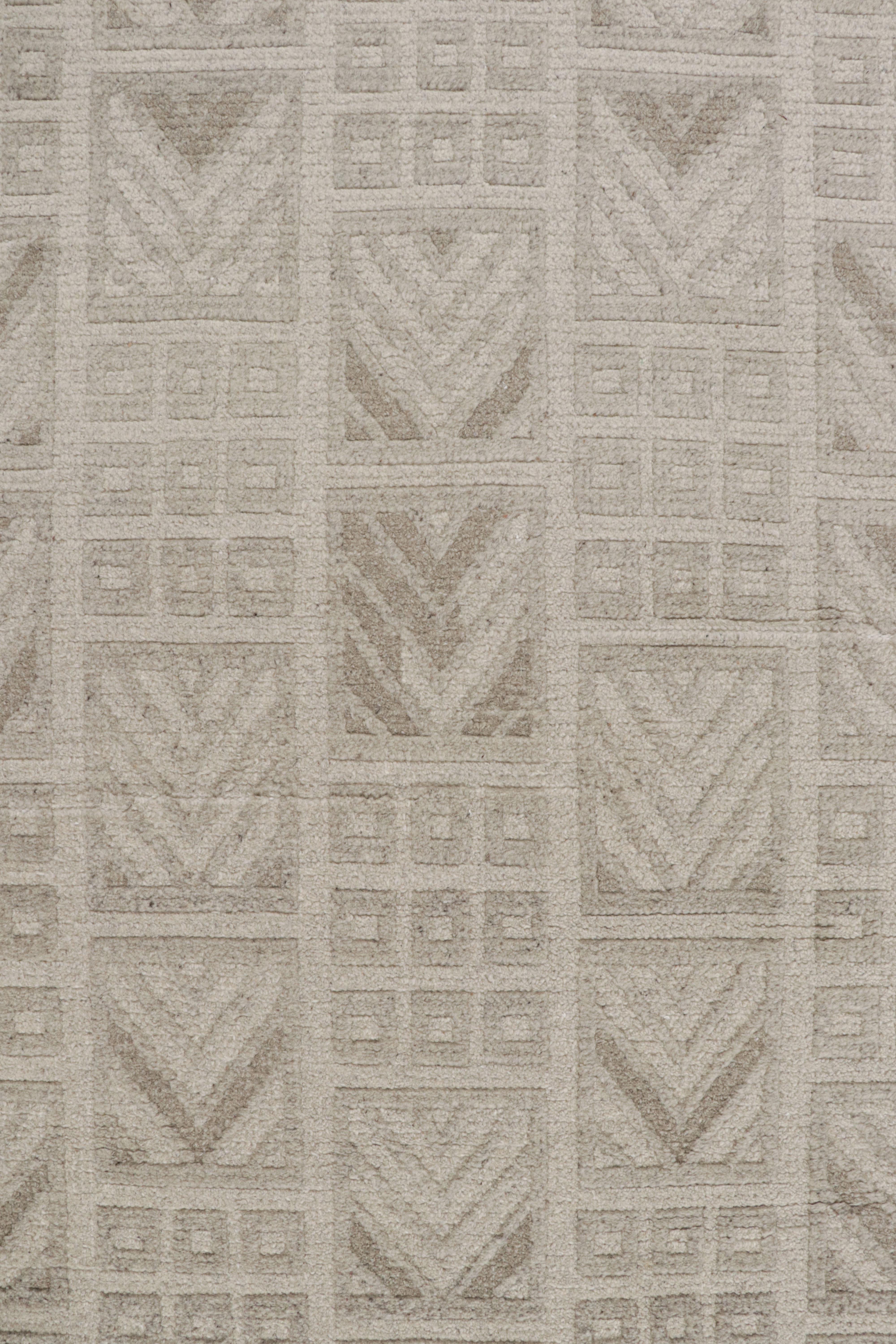 Rug & Kilim's Teppich im skandinavischen Stil mit beigefarbenen und grauen geometrischen Mustern im Zustand „Neu“ im Angebot in Long Island City, NY