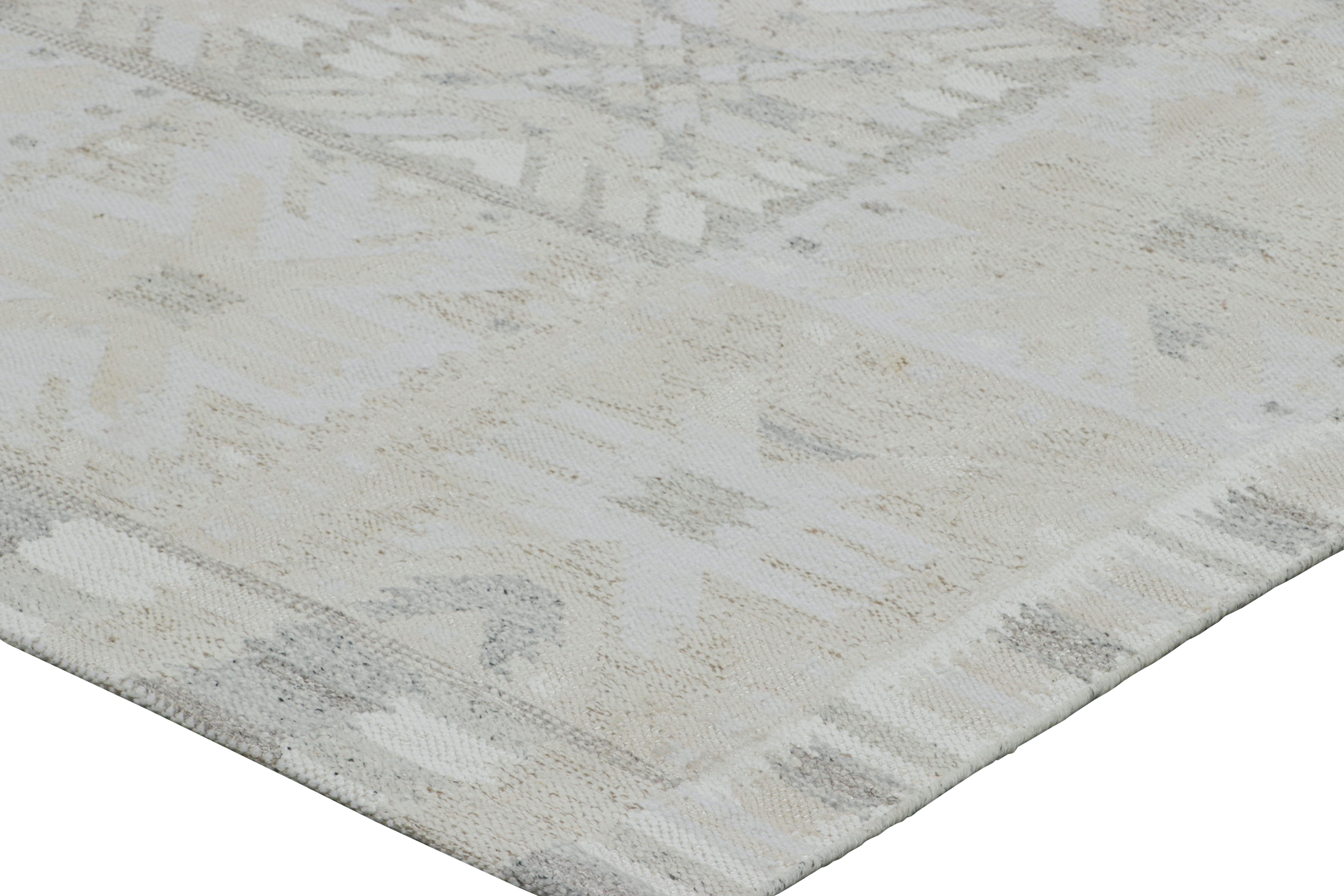 Rug & Kilim's Teppich im skandinavischen Stil mit beigefarbenen und grauen geometrischen Mustern im Zustand „Neu“ im Angebot in Long Island City, NY
