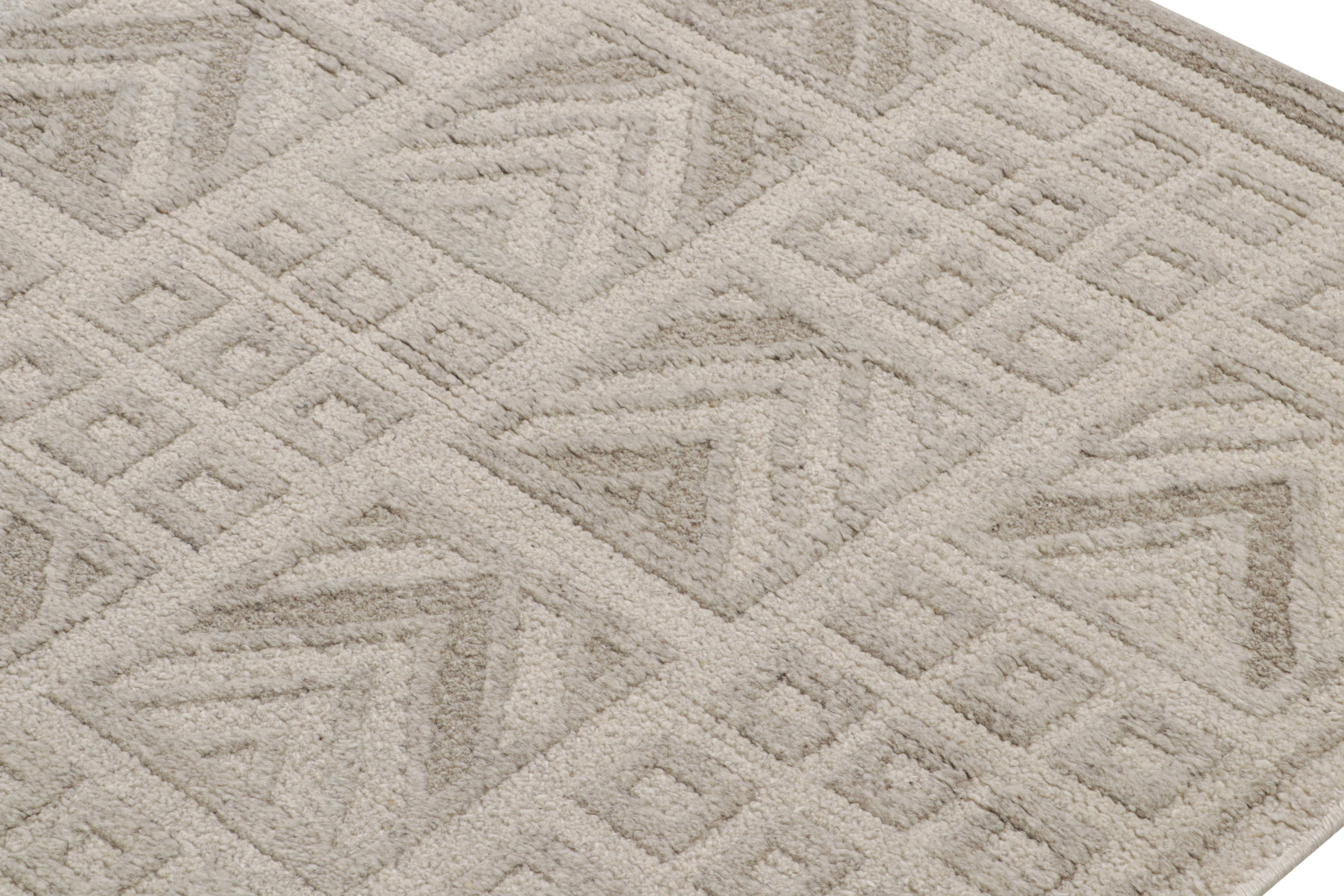 Rug & Kilim's Teppich im skandinavischen Stil mit beigefarbenen und grauen geometrischen Mustern (21. Jahrhundert und zeitgenössisch) im Angebot