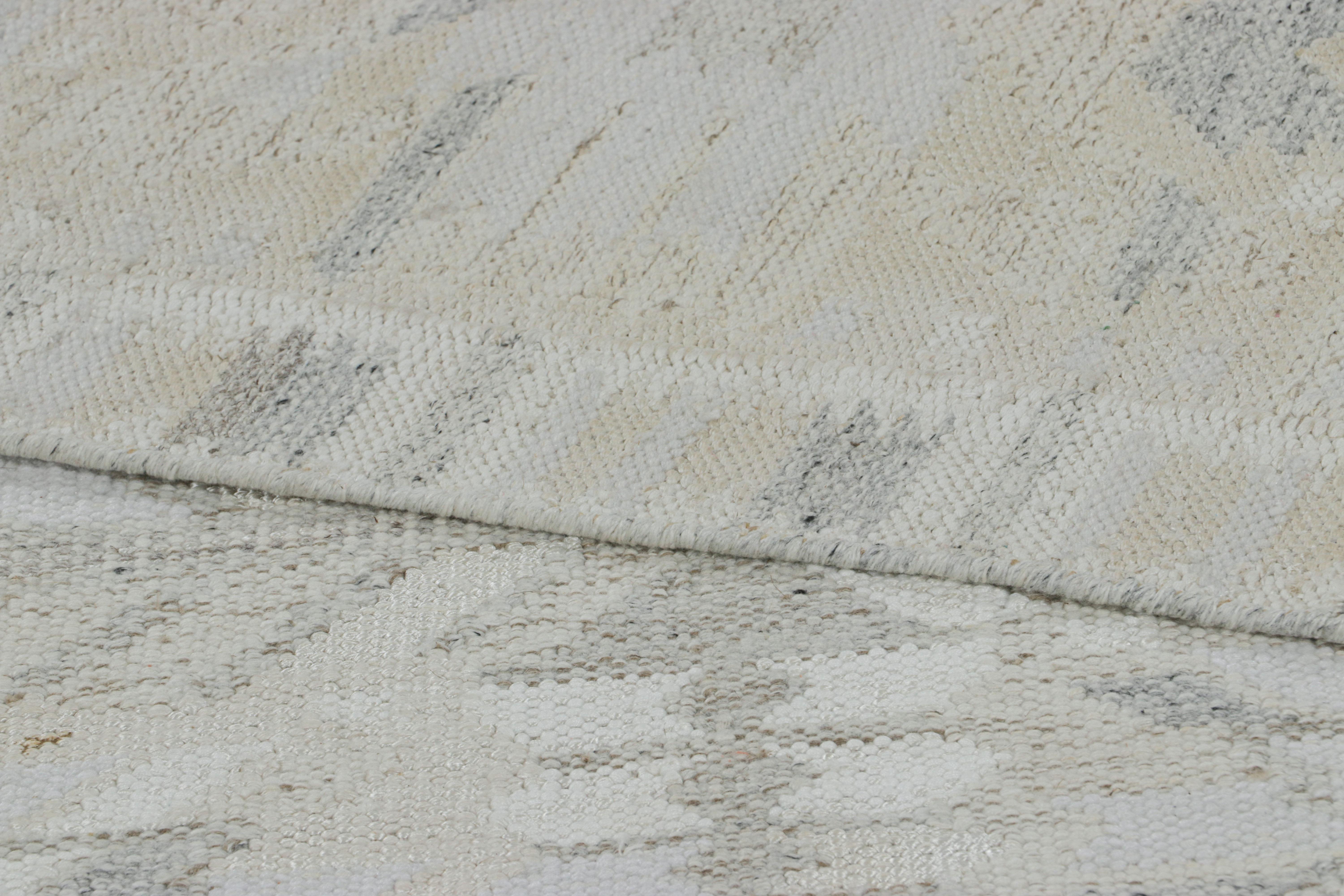 Rug & Kilim's Teppich im skandinavischen Stil mit beigefarbenen und grauen geometrischen Mustern (21. Jahrhundert und zeitgenössisch) im Angebot