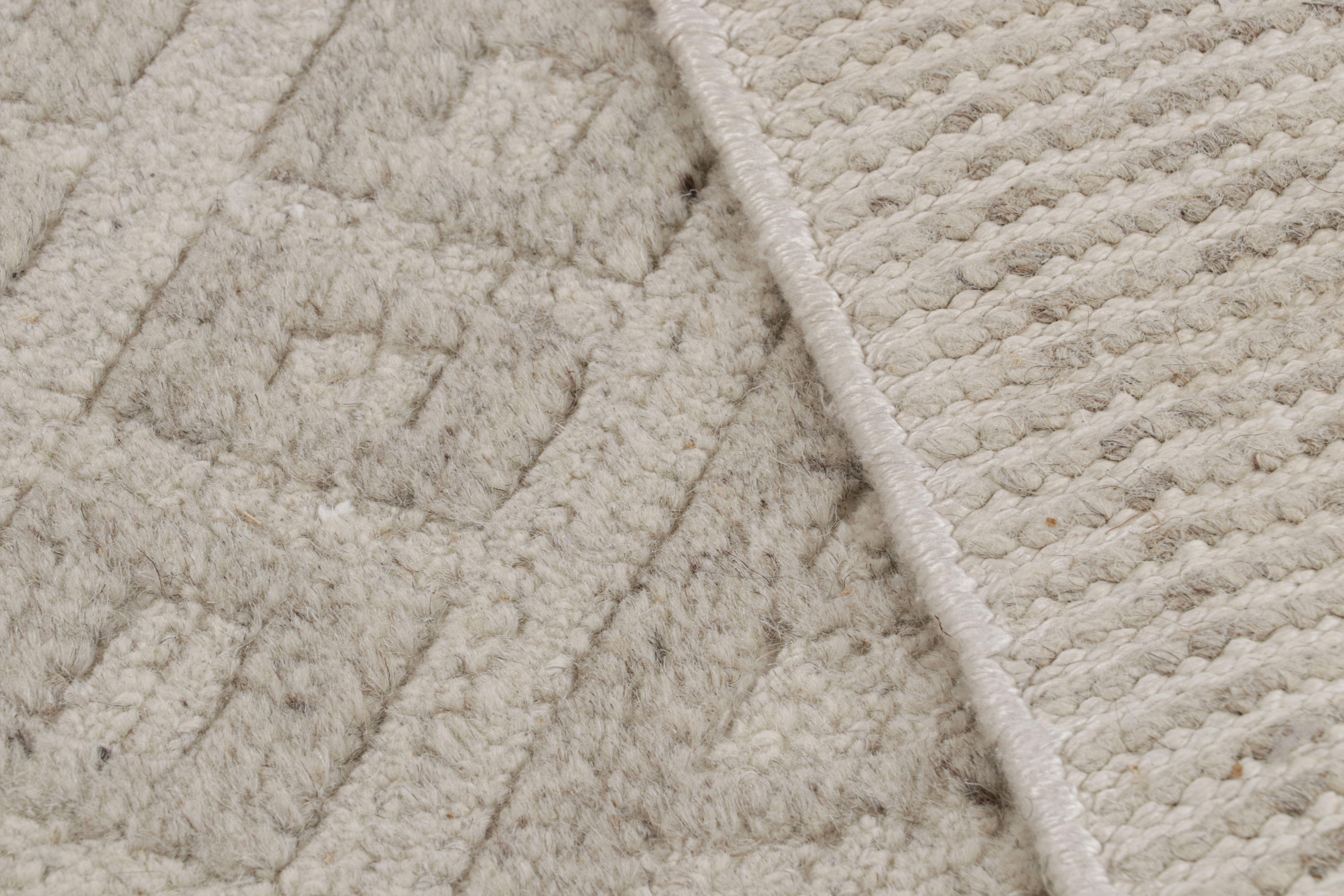 Rug & Kilim's Teppich im skandinavischen Stil mit beigefarbenen und grauen geometrischen Mustern (Wolle) im Angebot