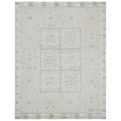 Rug & Kilim's Teppich im skandinavischen Stil mit beigefarbenen und grauen geometrischen Mustern