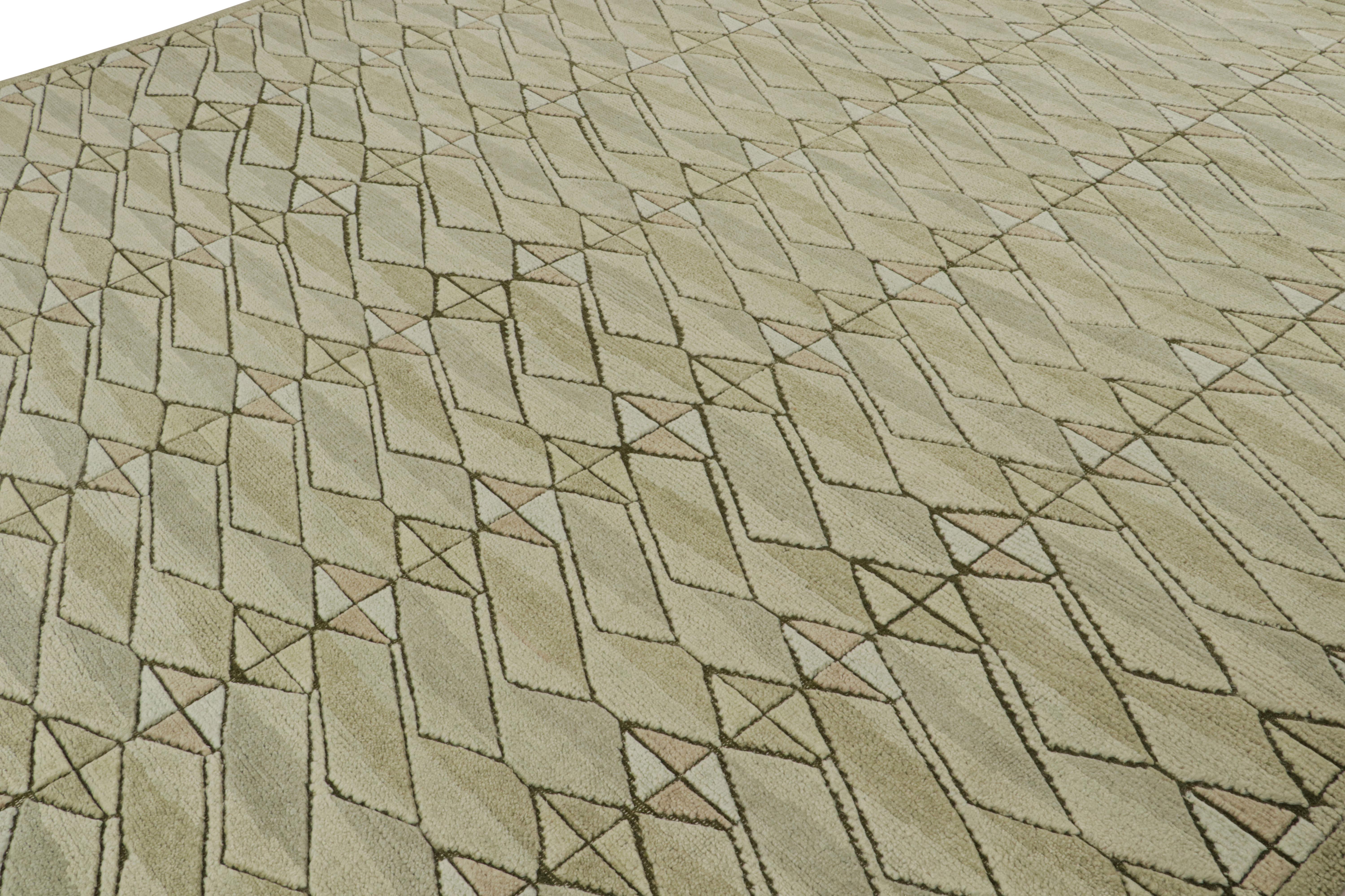 Rug & Kilim's Teppich im skandinavischen Stil mit geometrischen Mustern in Beige und Grün (Indisch) im Angebot