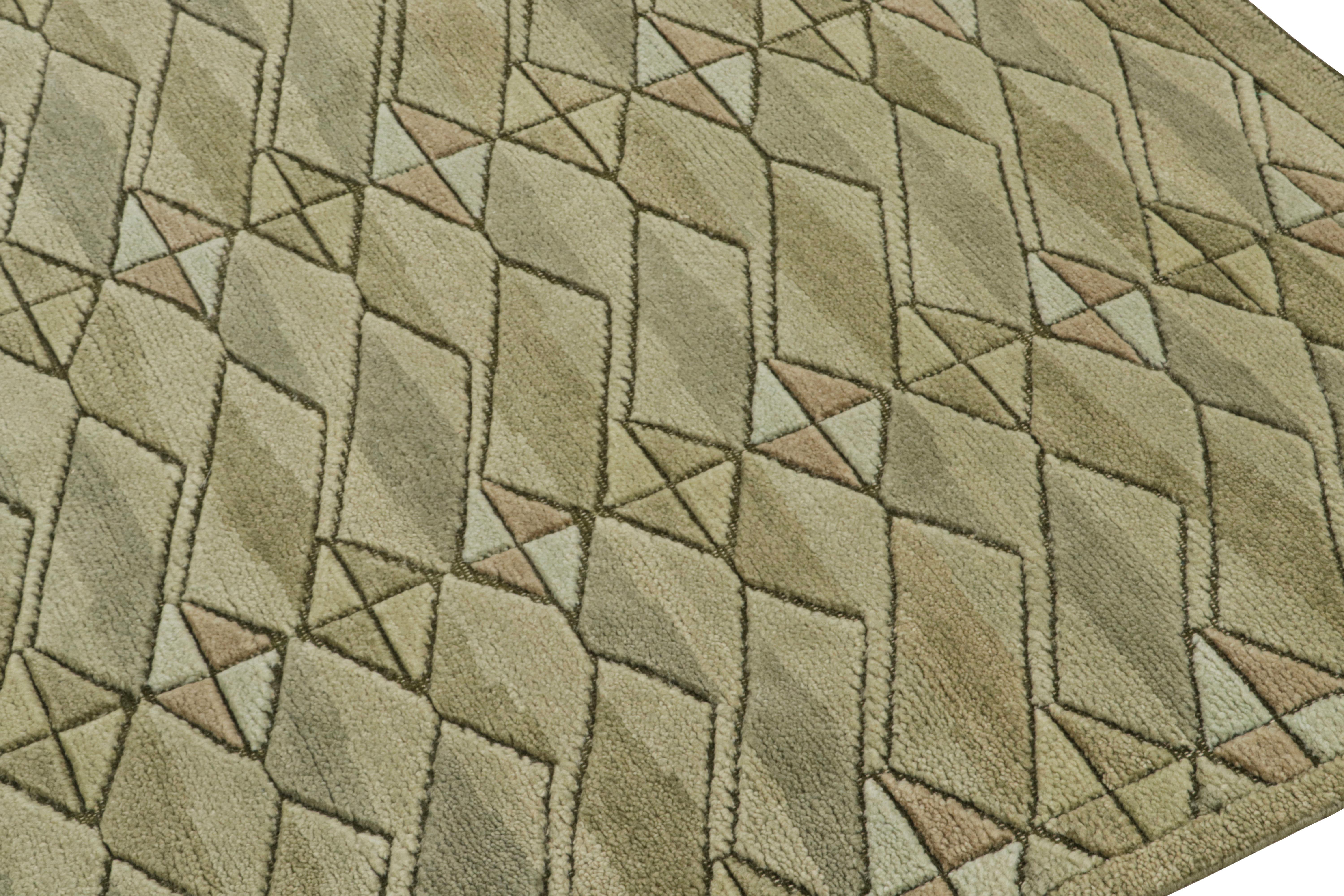 Rug & Kilim's Teppich im skandinavischen Stil mit geometrischen Mustern in Beige und Grün (Handgeknüpft) im Angebot