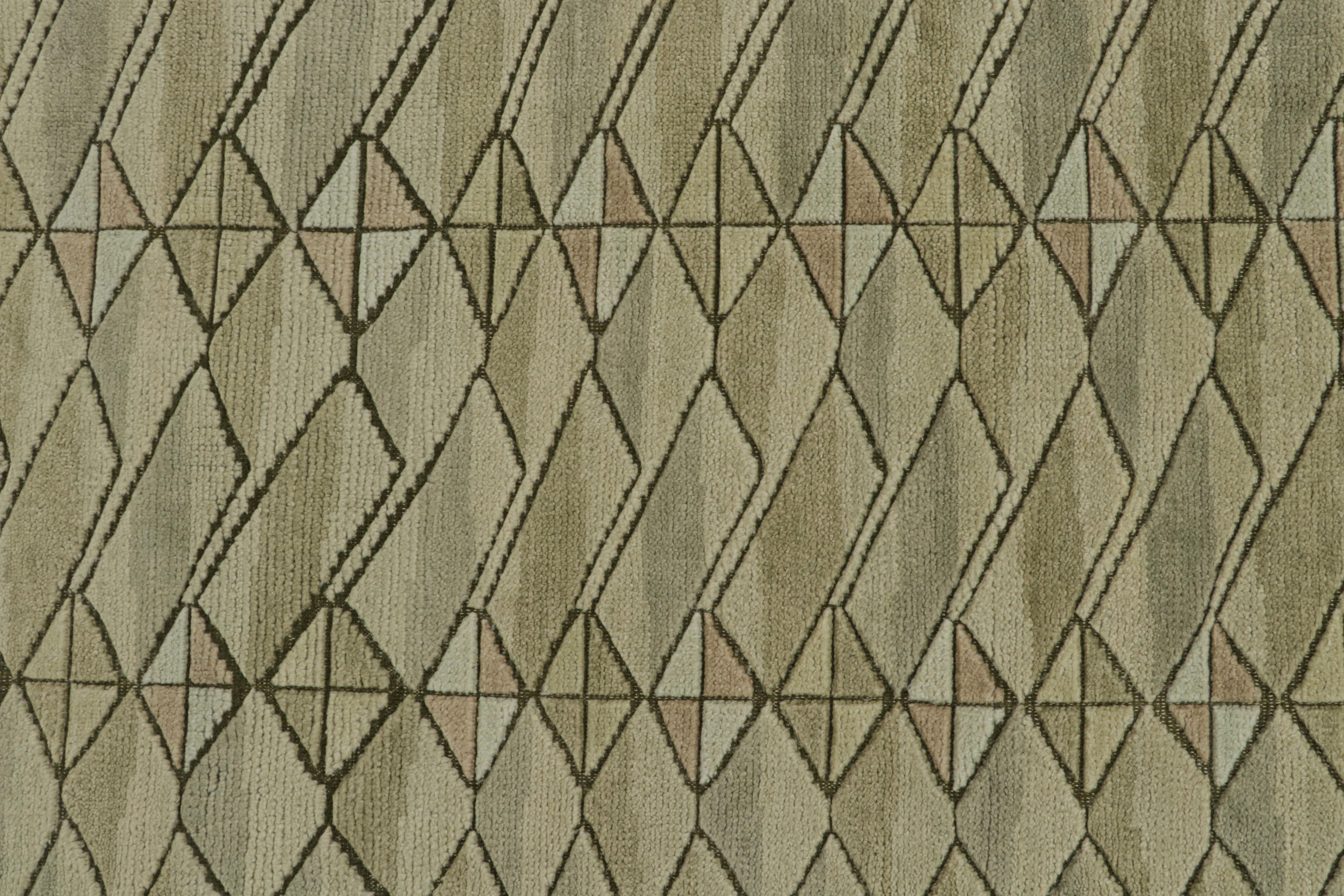Rug & Kilim's Teppich im skandinavischen Stil mit geometrischen Mustern in Beige und Grün im Zustand „Neu“ im Angebot in Long Island City, NY