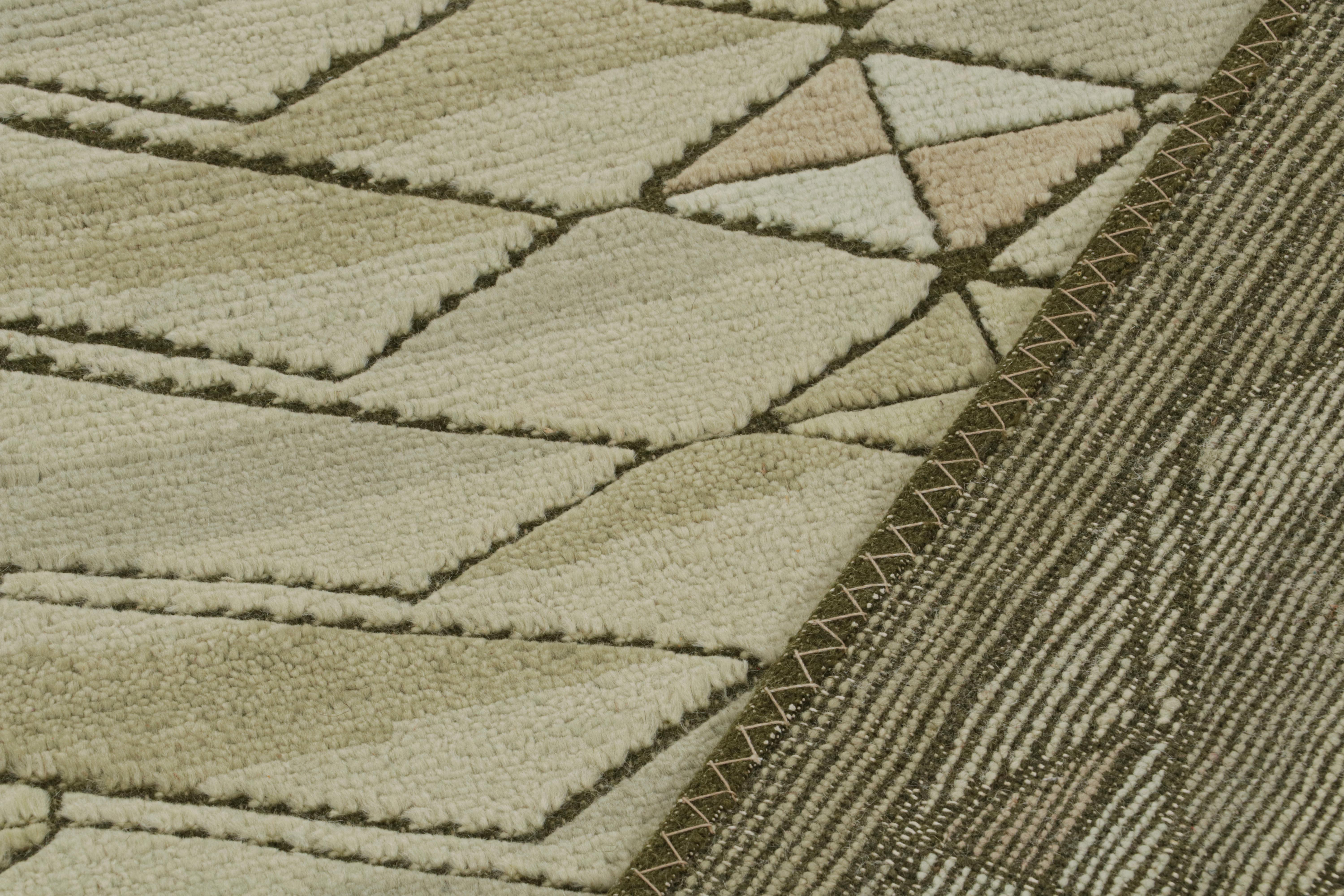 Rug & Kilim's Teppich im skandinavischen Stil mit geometrischen Mustern in Beige und Grün (21. Jahrhundert und zeitgenössisch) im Angebot