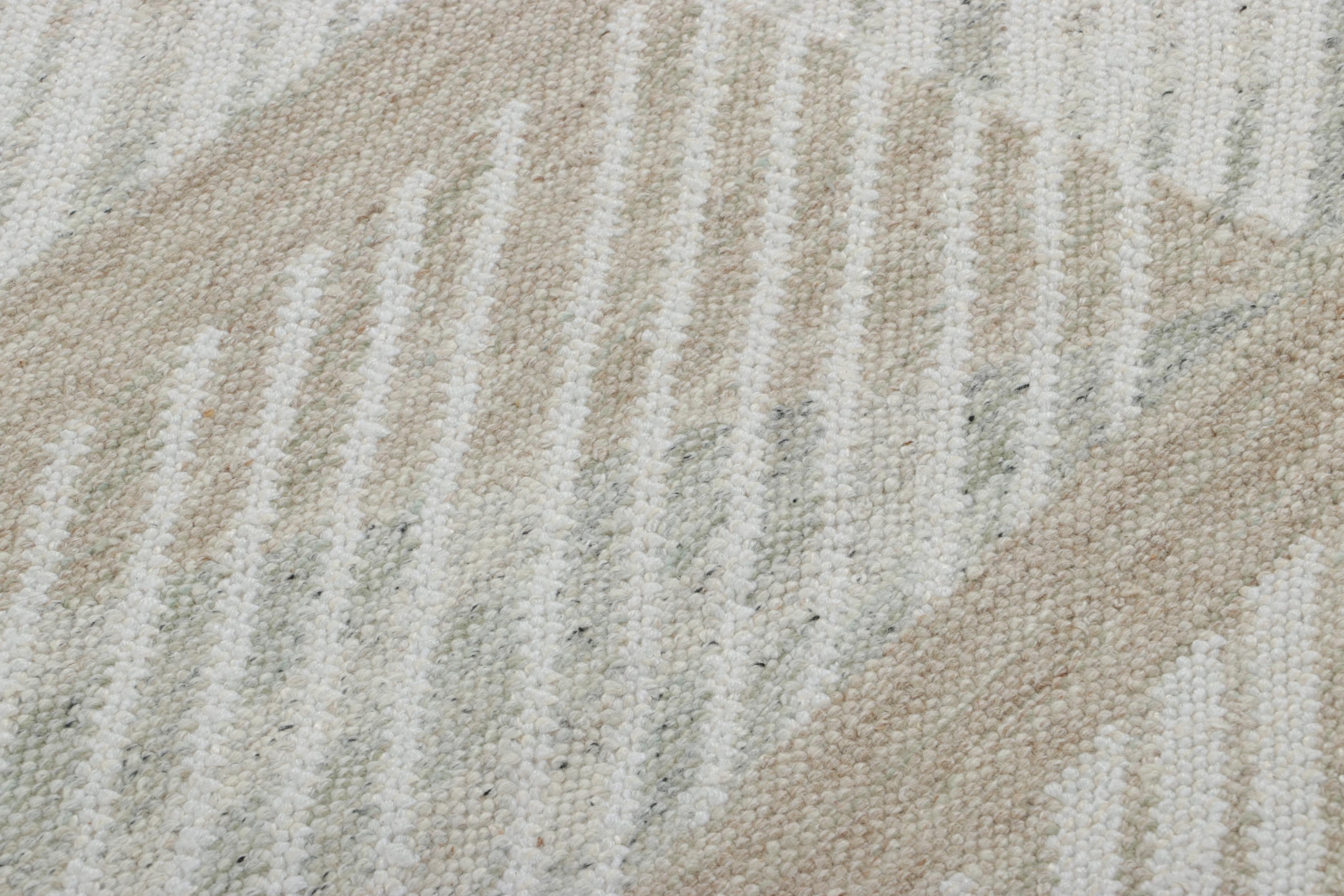 Tessuto a mano in lana a trama piatta, questo tappeto scandinavo a trama piatta 10x14 presenta motivi geometrici ispirati allo stile minimalista svedese. 

Sul design: 

Gli ammiratori dell'artigianato potranno ammirare il nostro tappeto svedese a