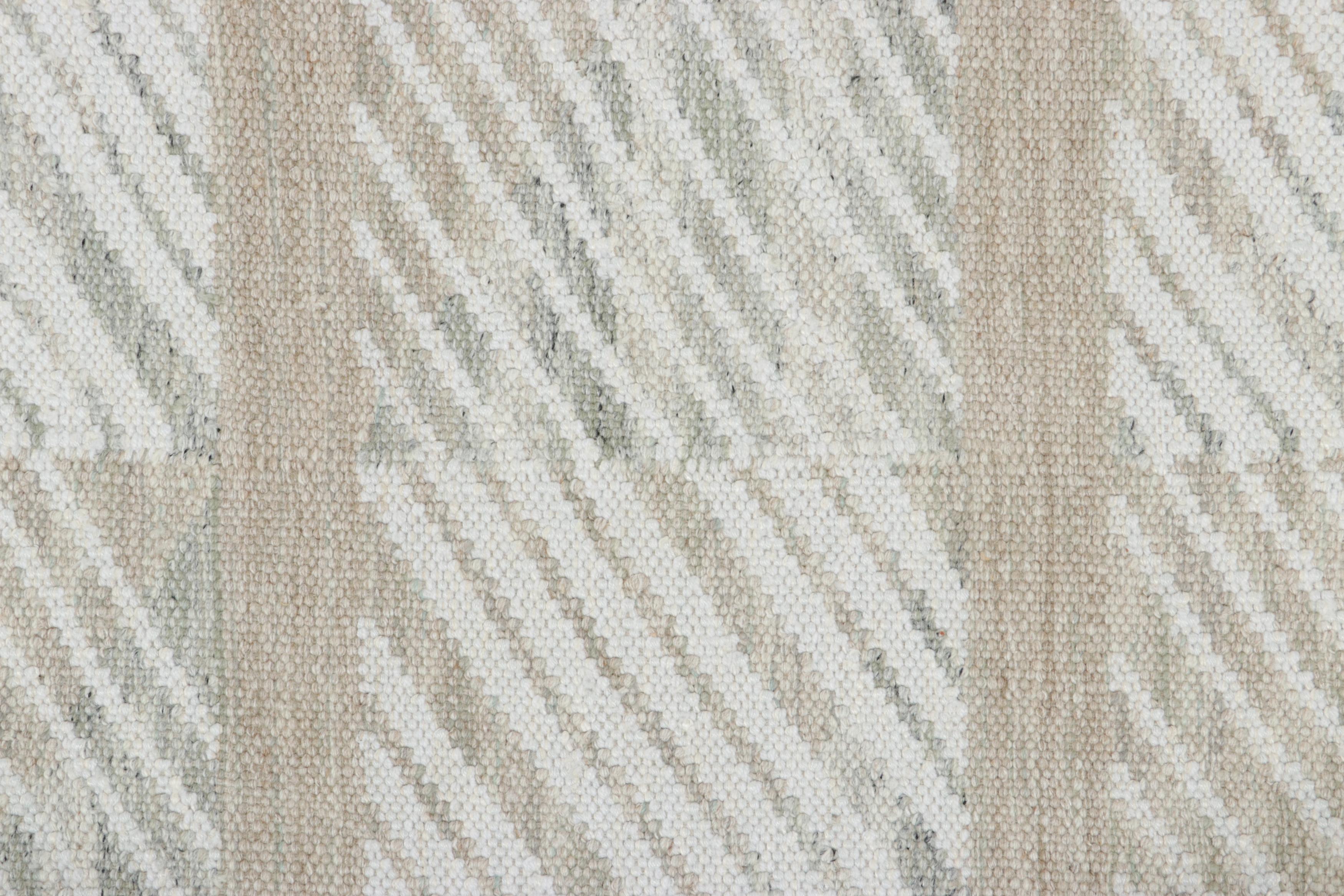 Scandinavo moderno Tappeto in stile scandinavo Rug & Kilim con motivi geometrici beige e avorio in vendita