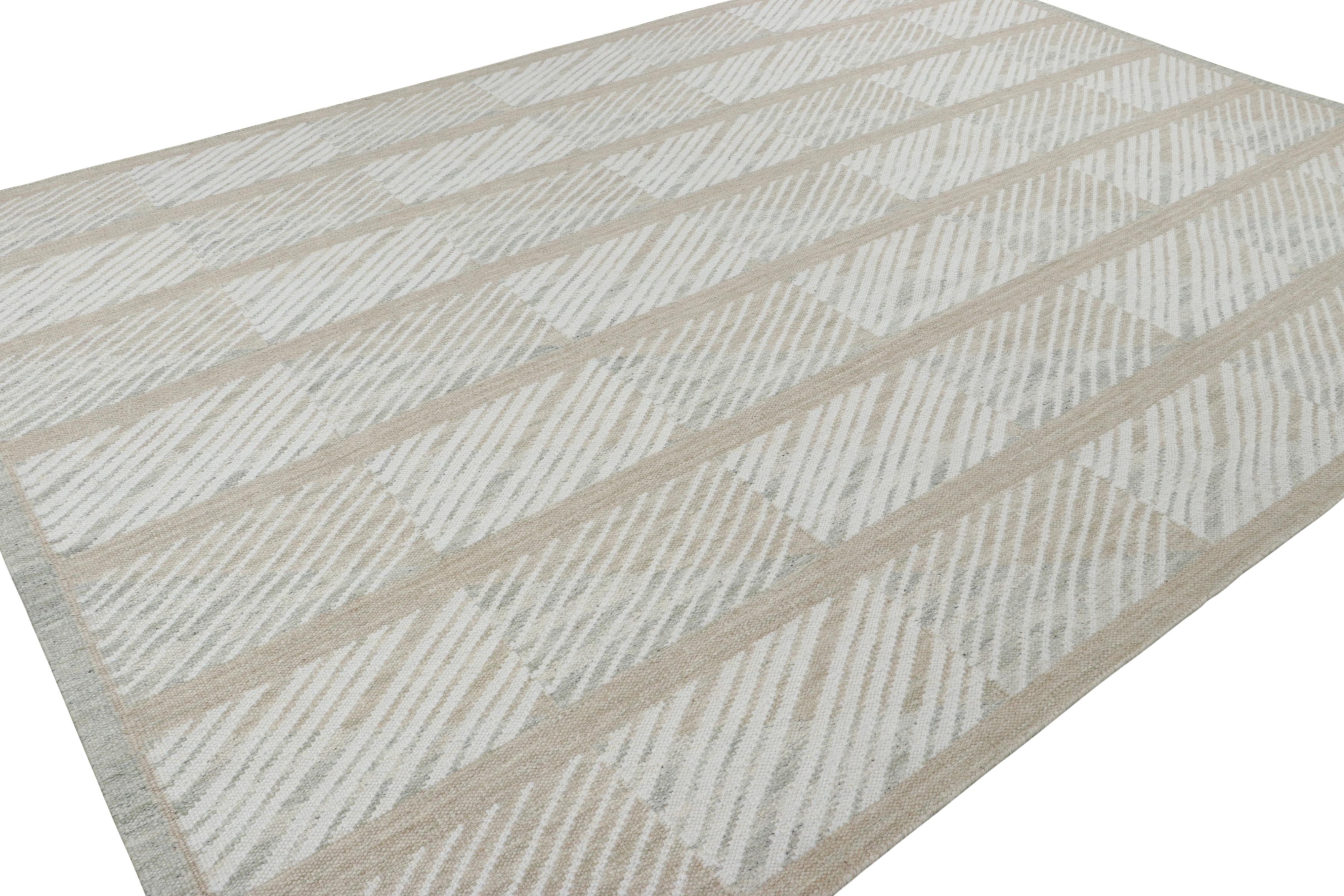 Indiano Tappeto in stile scandinavo Rug & Kilim con motivi geometrici beige e avorio in vendita