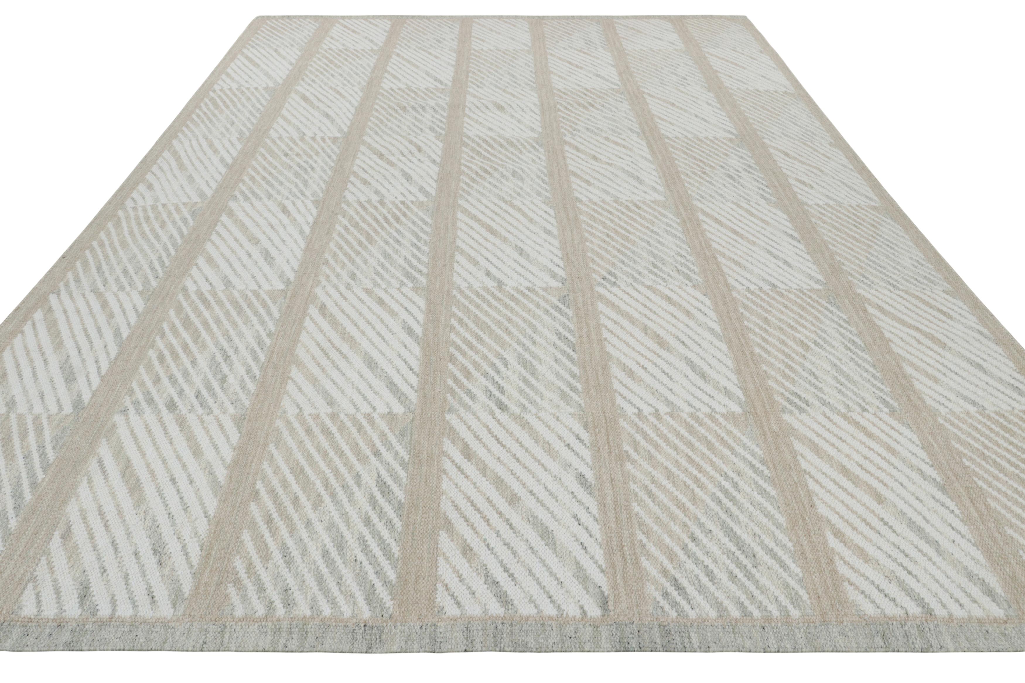 Tessuto a mano Tappeto in stile scandinavo Rug & Kilim con motivi geometrici beige e avorio in vendita