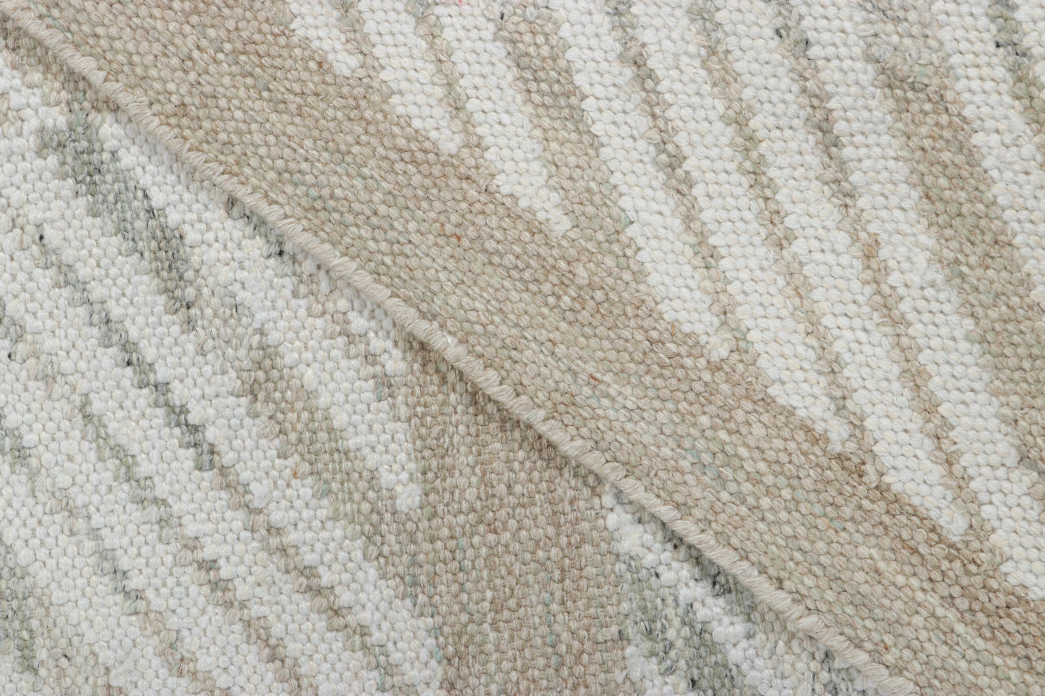 XXI secolo e contemporaneo Tappeto in stile scandinavo Rug & Kilim con motivi geometrici beige e avorio in vendita