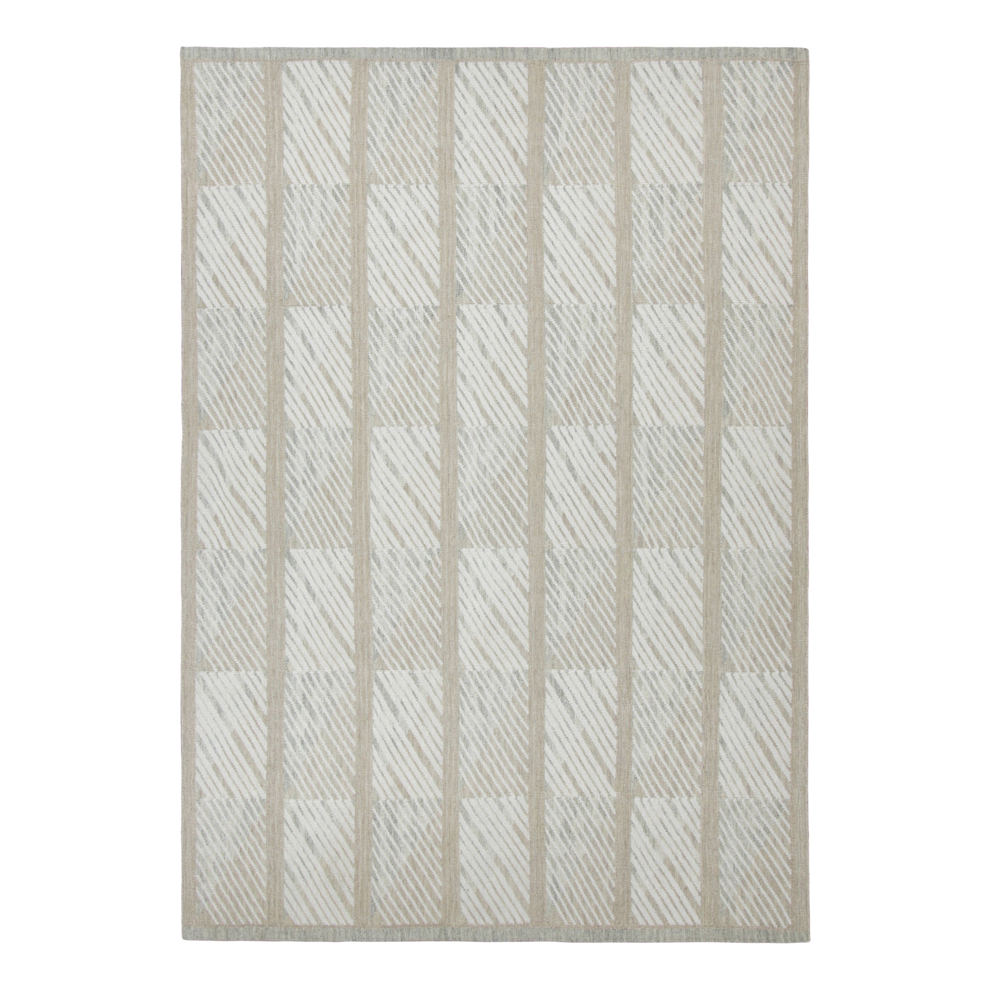 Tappeto in stile scandinavo Rug & Kilim con motivi geometrici beige e avorio in vendita