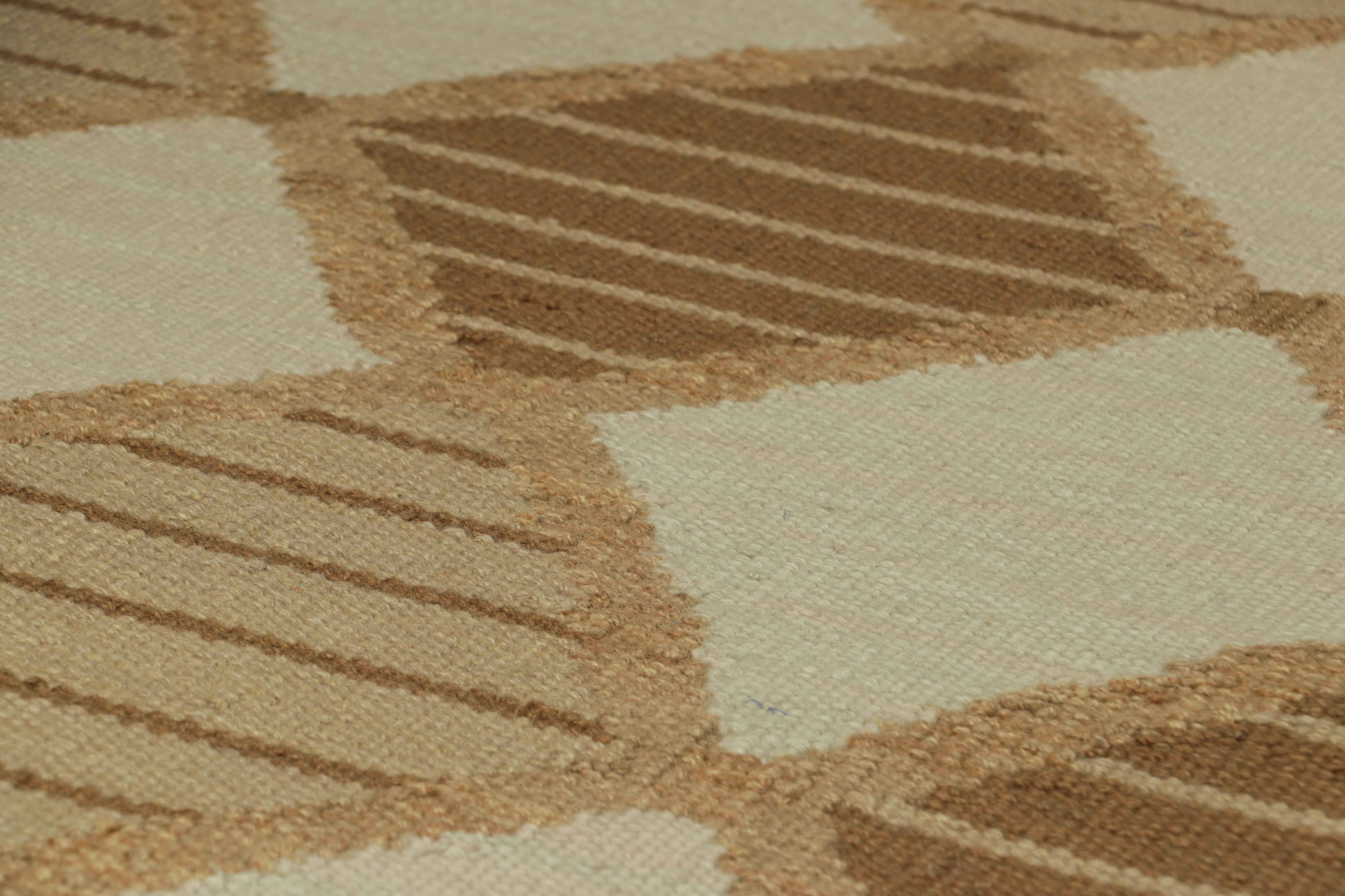 Da una nuova ed entusiasmante collezione di pezzi in formato regalo, questo tappeto d'accento 3x5 in stile svedese è un'audace novità della Scandinavian Collection di Rug & Kilim. Tessuta a mano in un intreccio piatto di lana con filati naturali non