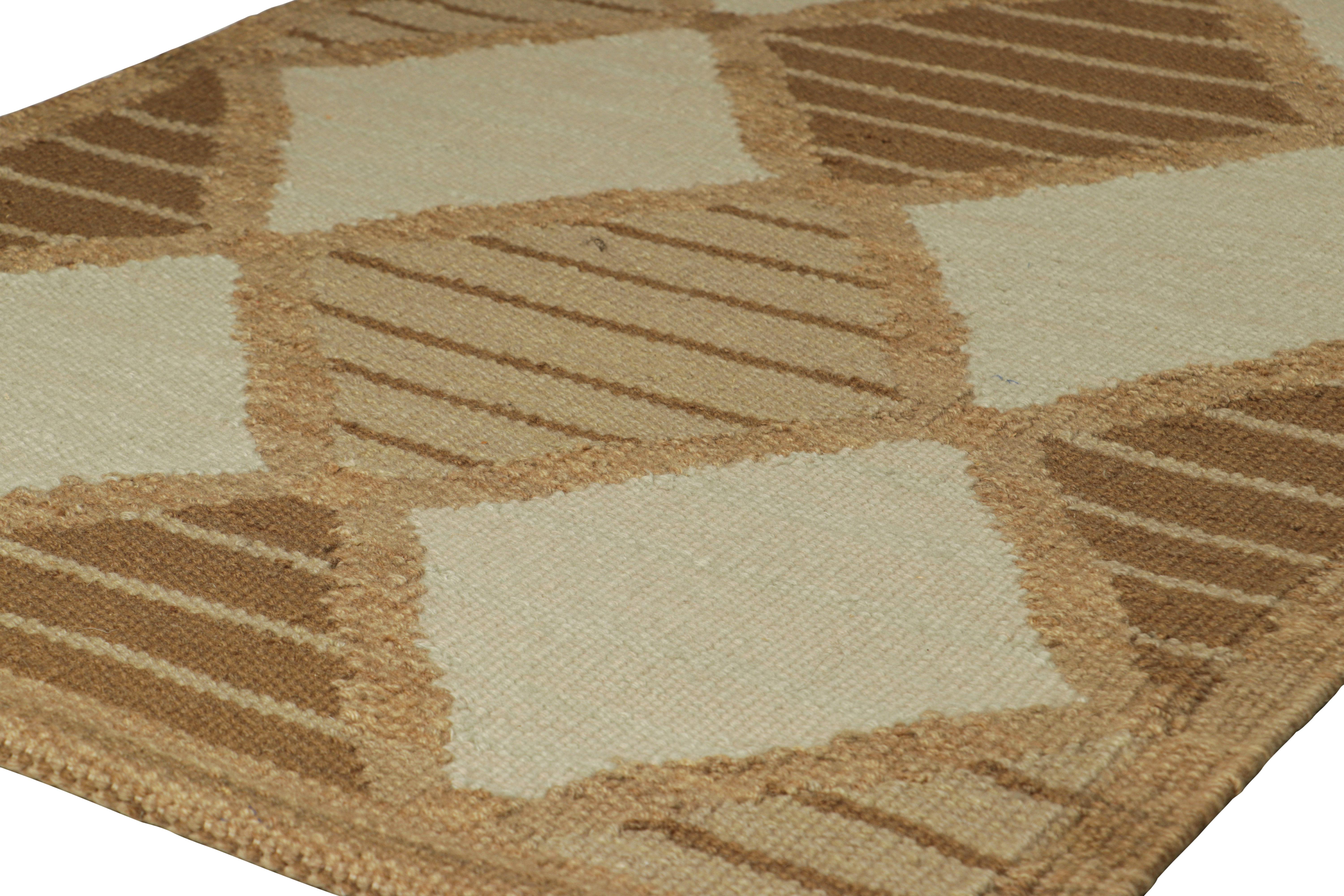 Moderno Rug & Kilim è un tappeto in stile scandinavo con rombi e strisce beige e taupe in vendita