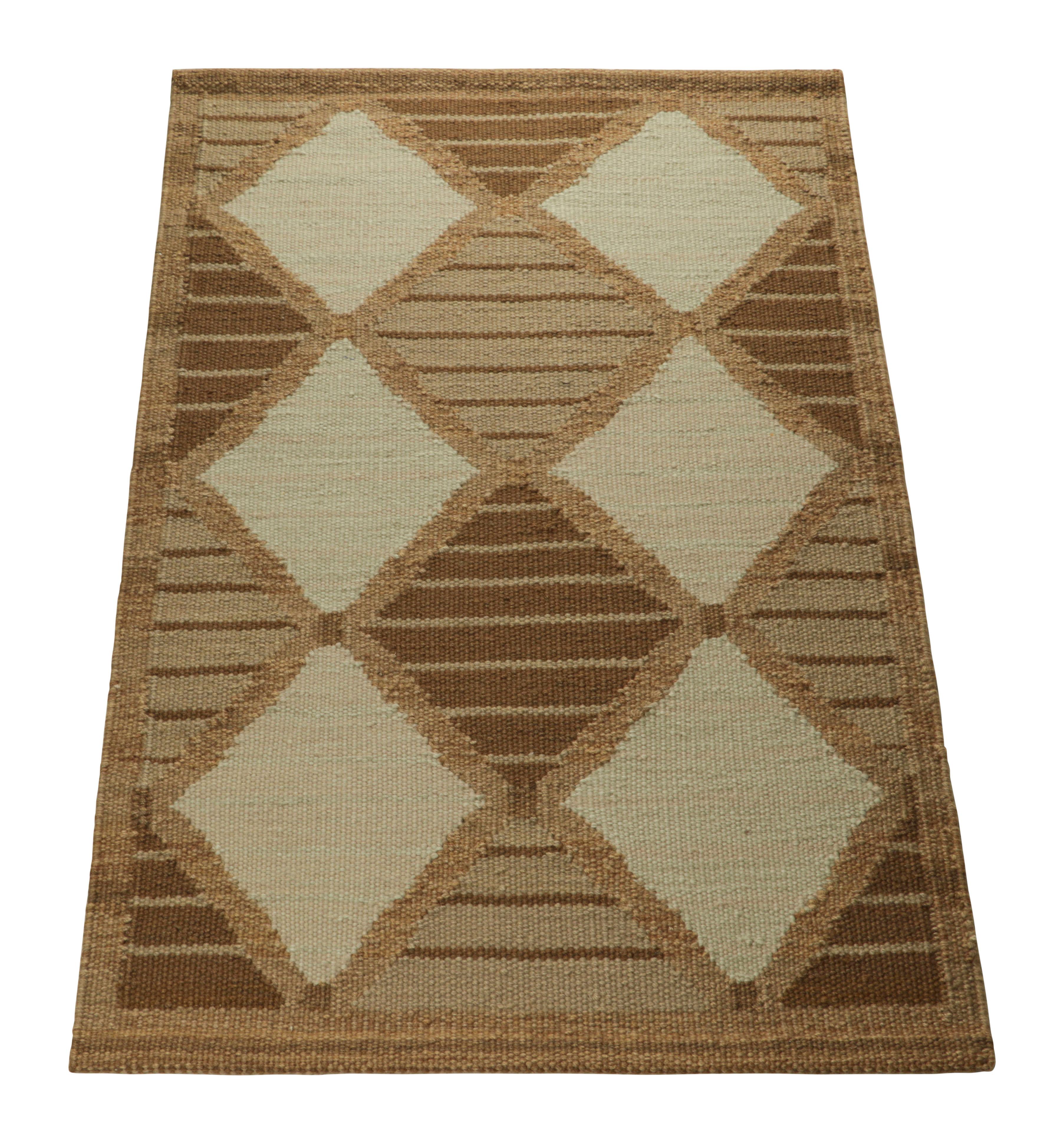 Indiano Rug & Kilim è un tappeto in stile scandinavo con rombi e strisce beige e taupe in vendita
