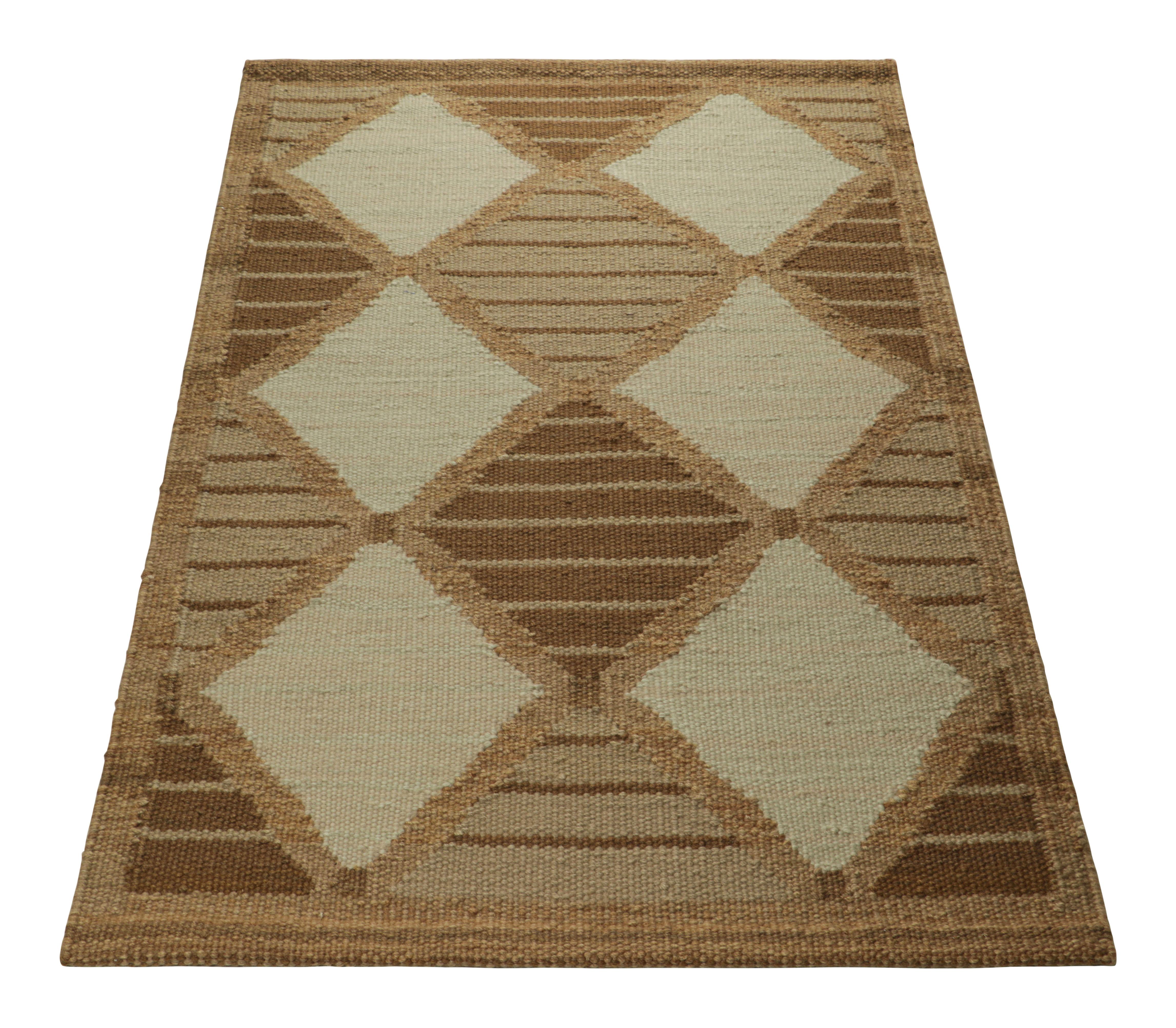 Tessuto a mano Rug & Kilim è un tappeto in stile scandinavo con rombi e strisce beige e taupe in vendita