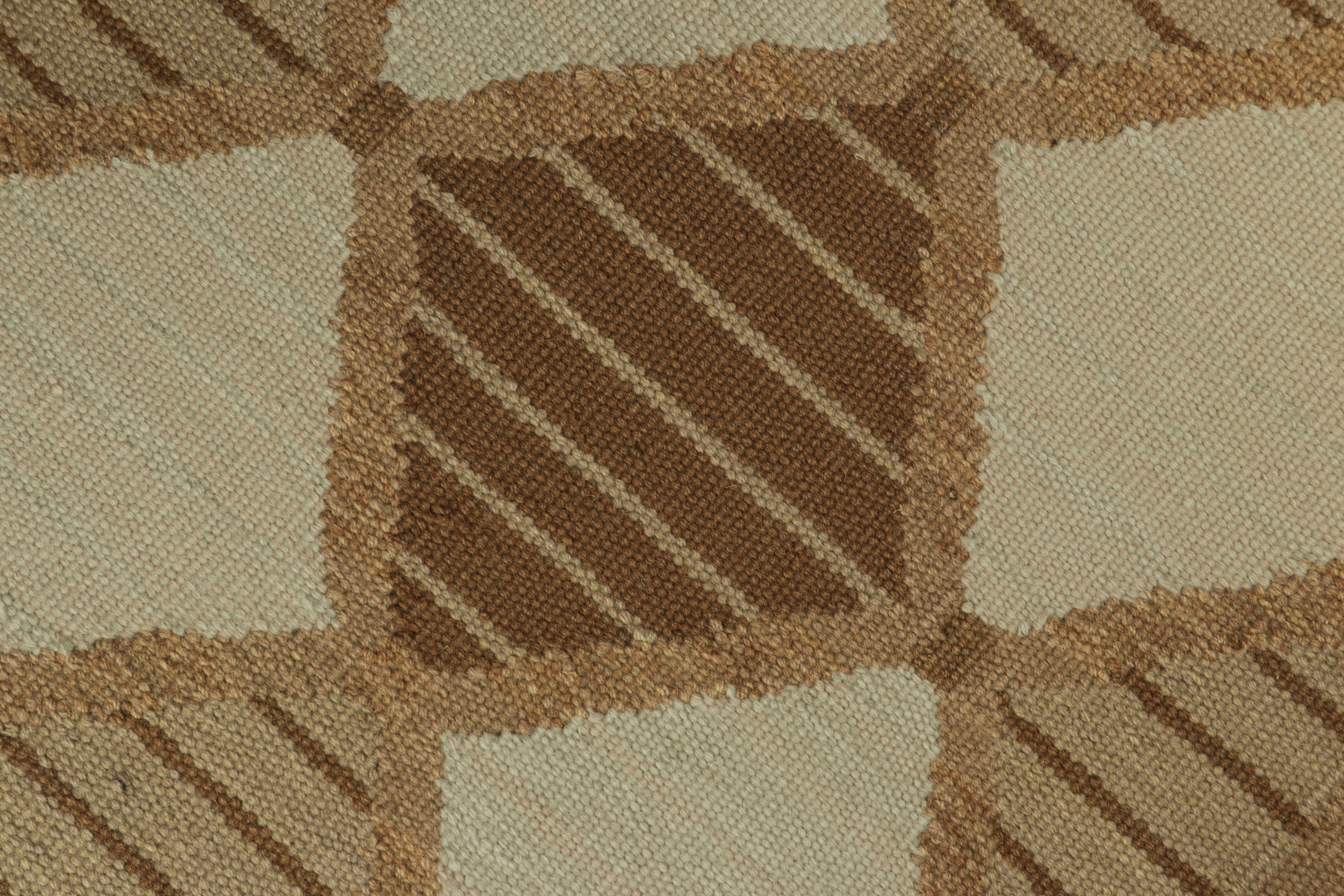 Rug & Kilim è un tappeto in stile scandinavo con rombi e strisce beige e taupe In condizioni Nuovo in vendita a Long Island City, NY