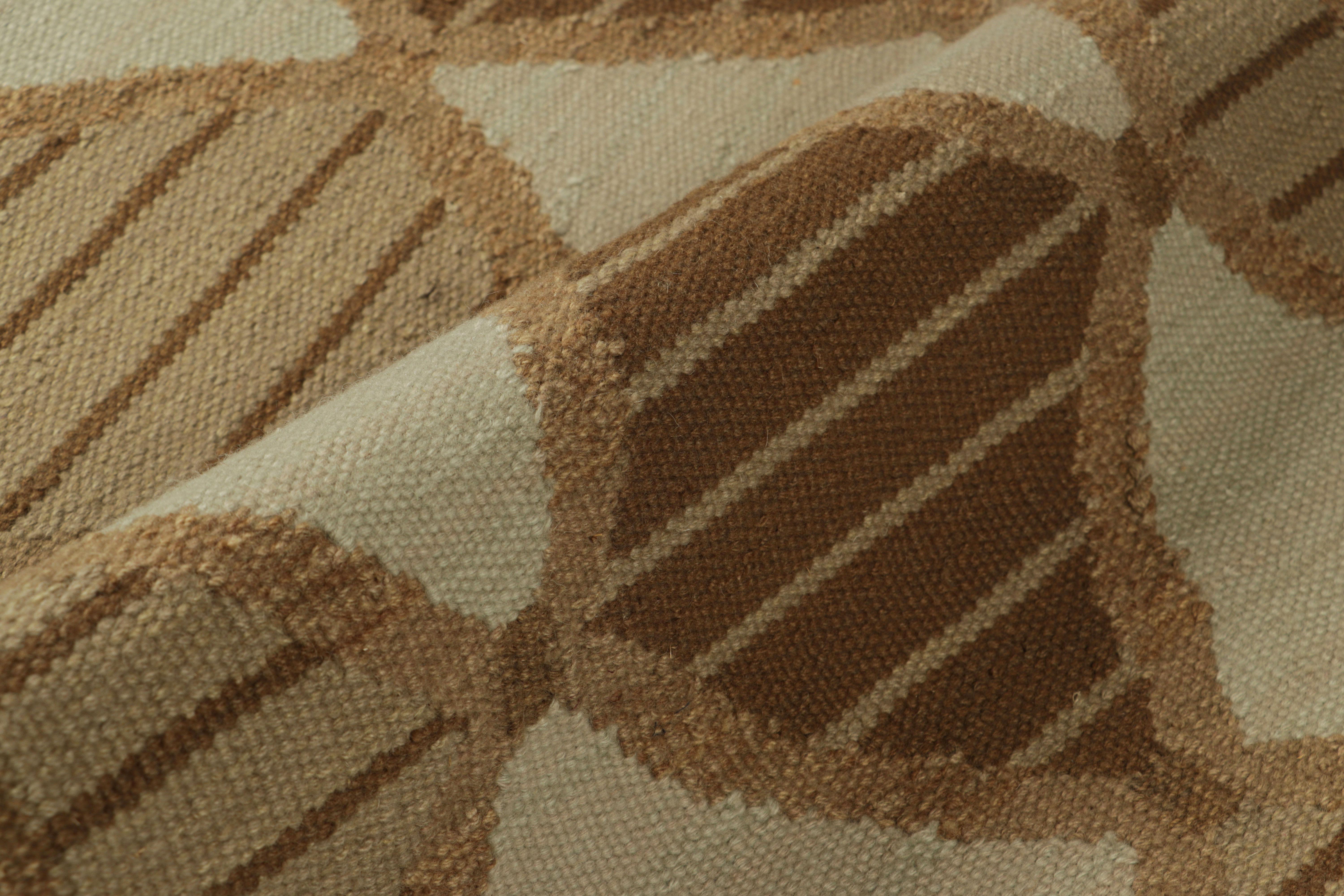 XXI secolo e contemporaneo Rug & Kilim è un tappeto in stile scandinavo con rombi e strisce beige e taupe in vendita