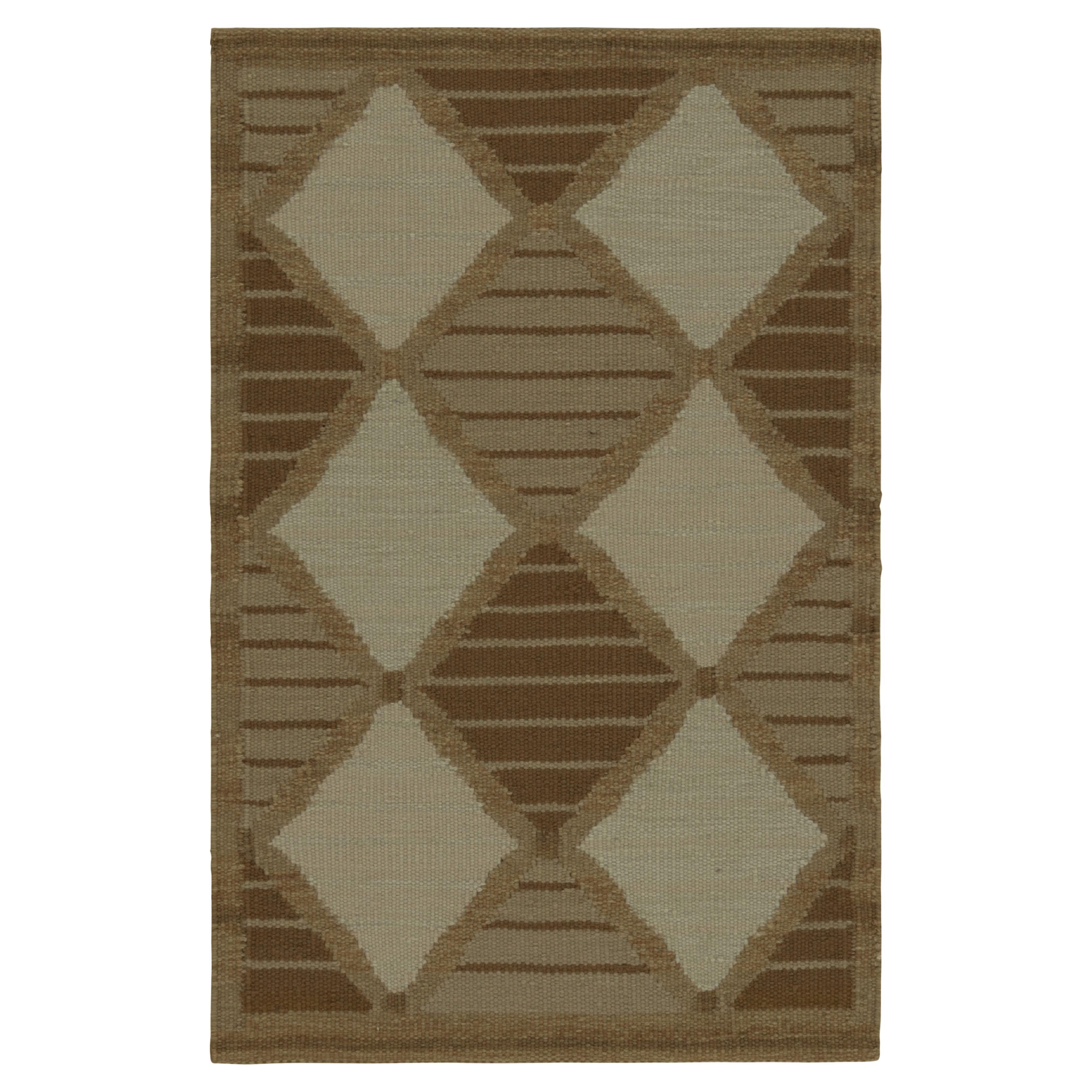 Rug & Kilim's Teppich im skandinavischen Stil mit beige- und taupefarbenen Rauten und Streifen