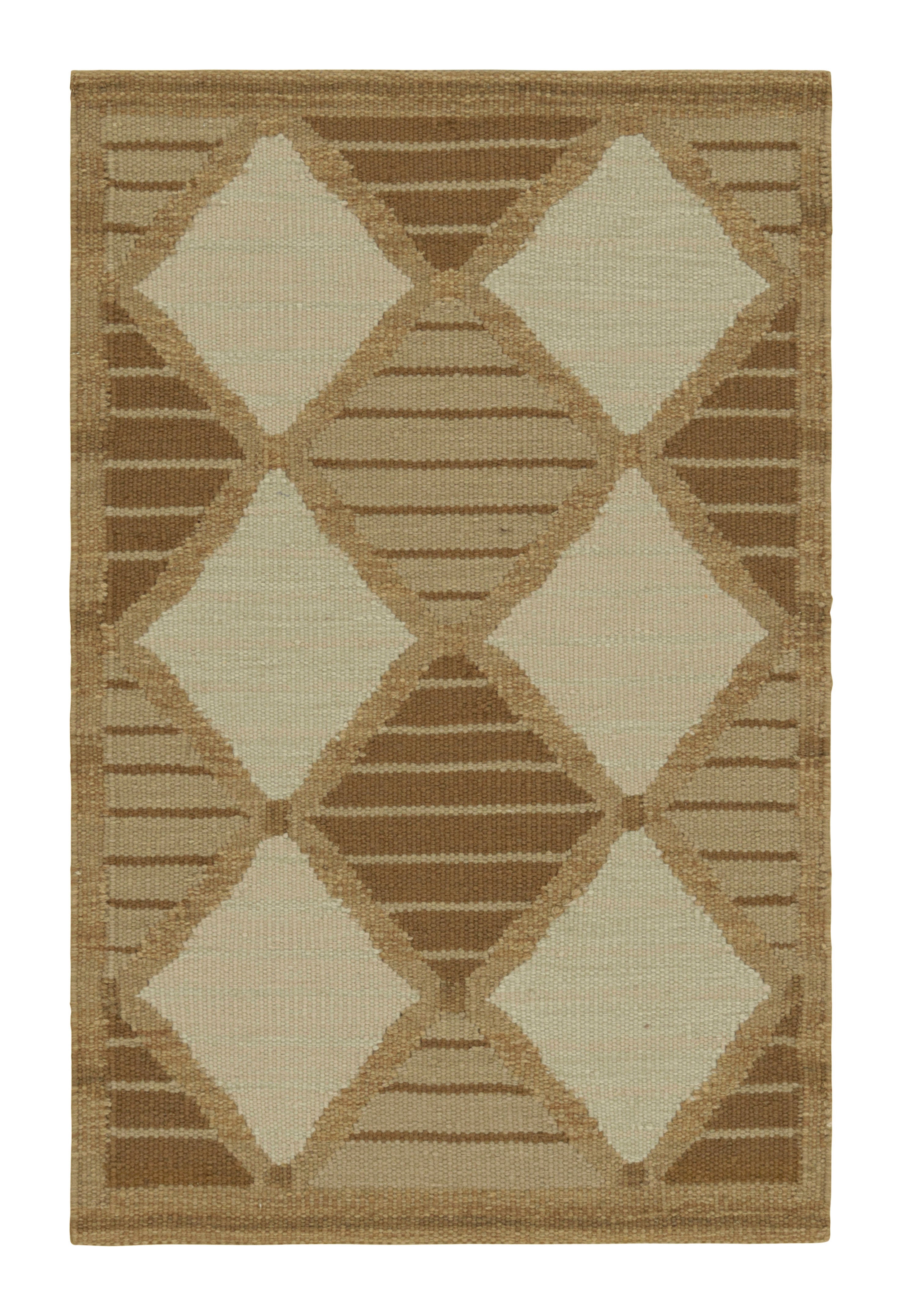 Rug & Kilim è un tappeto in stile scandinavo con rombi e strisce beige e taupe in vendita