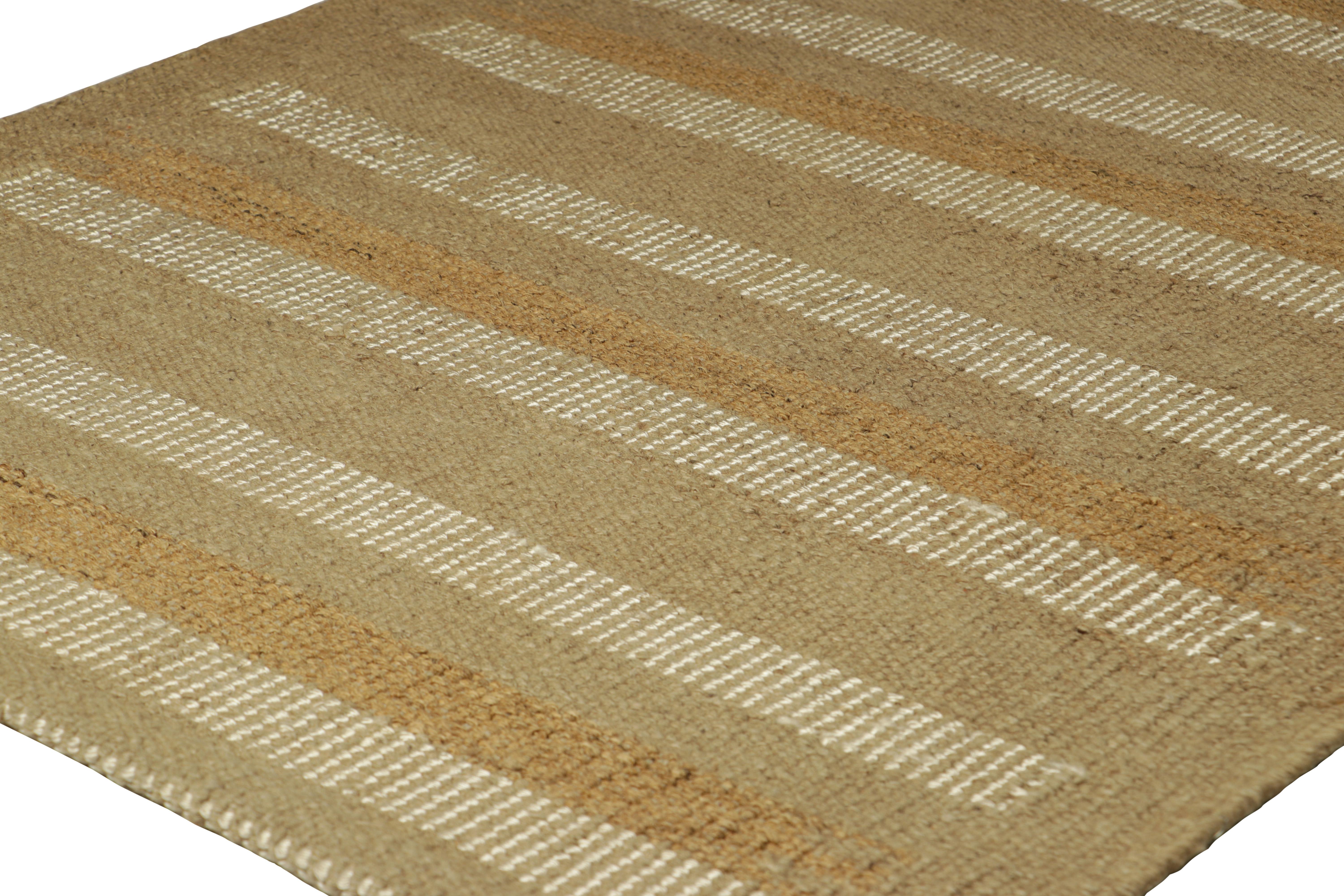Rug & Kilim's Teppich im skandinavischen Stil mit geometrischen Streifen in Beige und Taupe (Moderne) im Angebot
