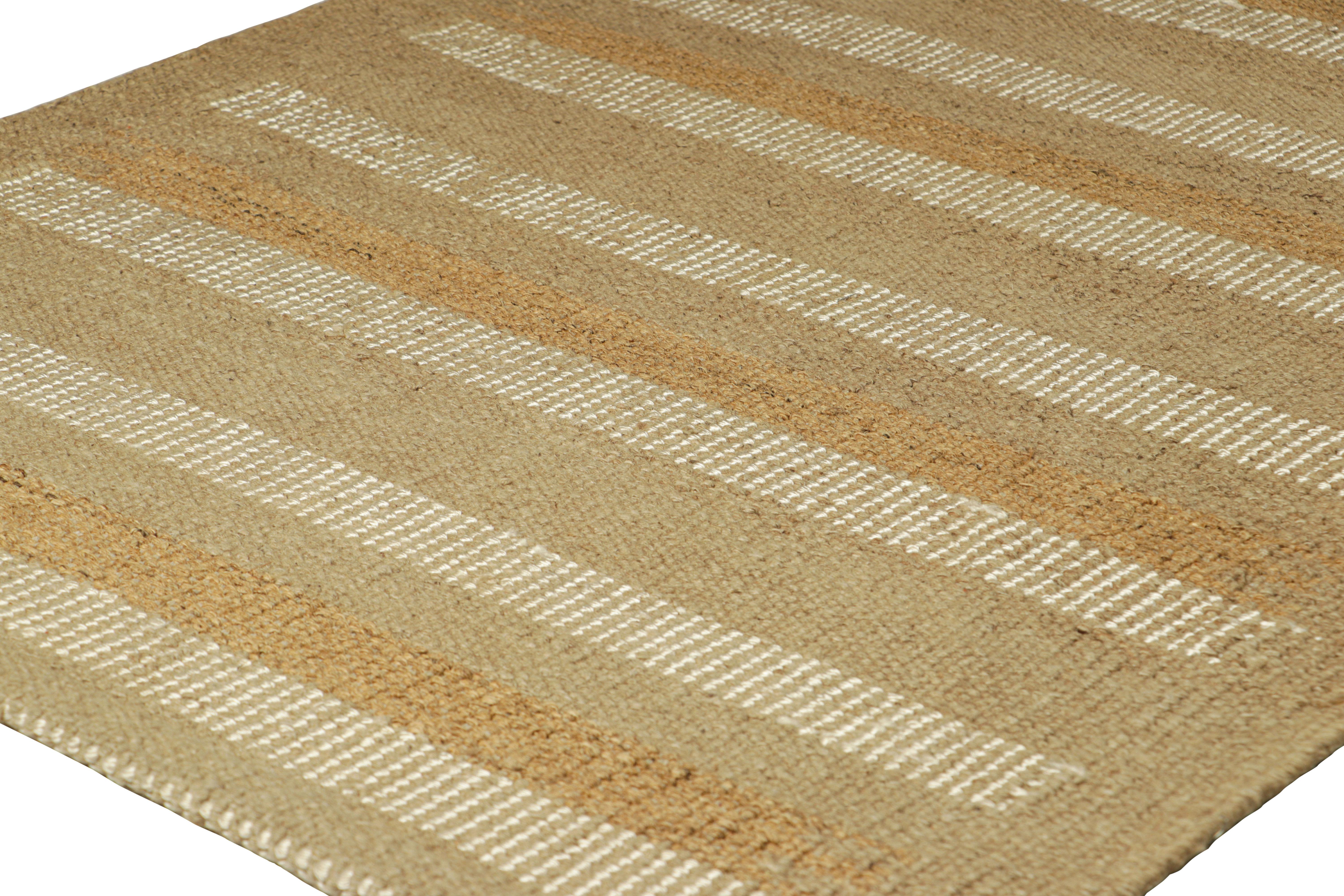 Moderno Rug & Kilim è un tappeto in stile scandinavo con strisce geometriche beige e taupe in vendita