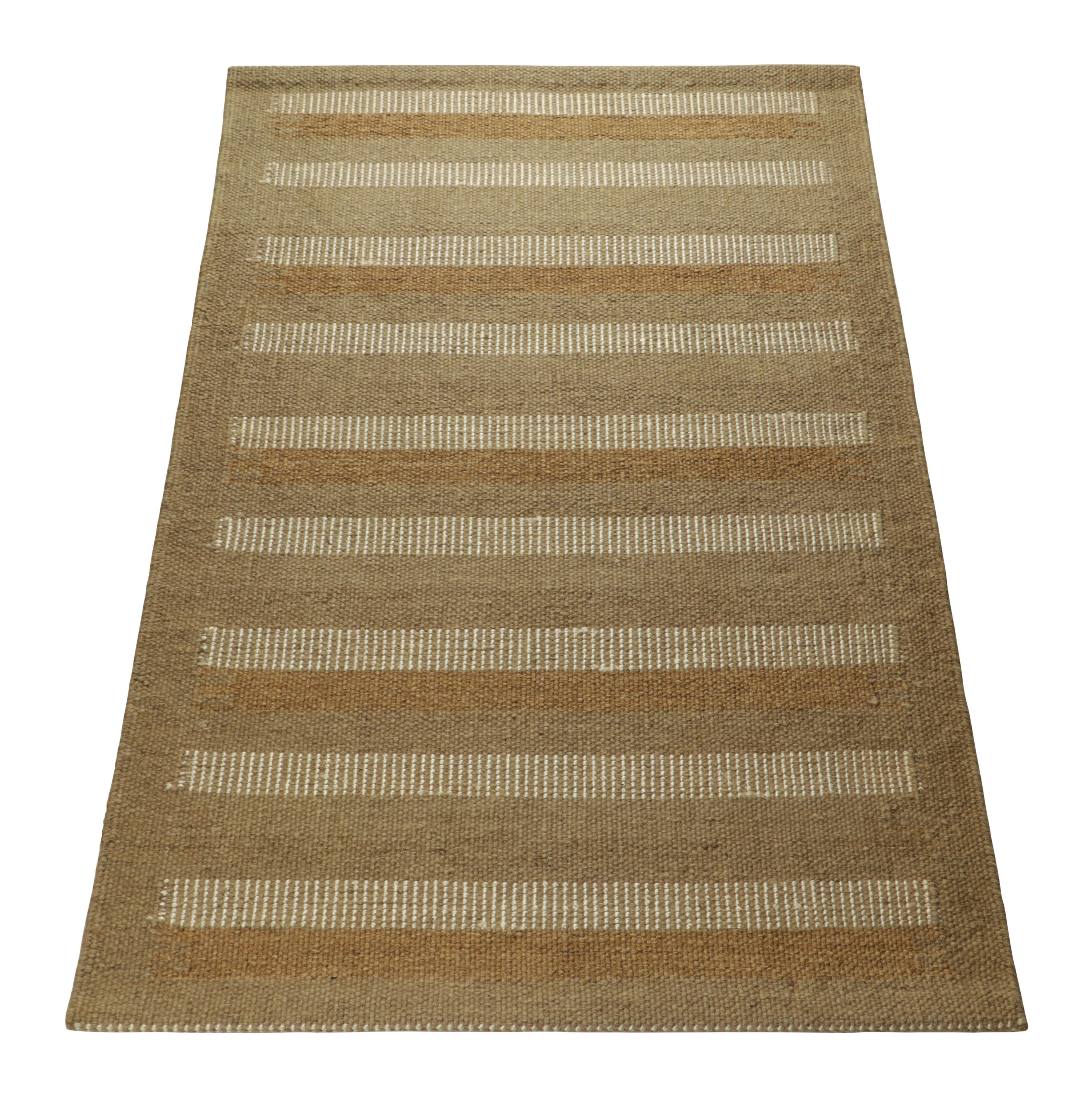 Rug & Kilim's Teppich im skandinavischen Stil mit geometrischen Streifen in Beige und Taupe (Indisch) im Angebot