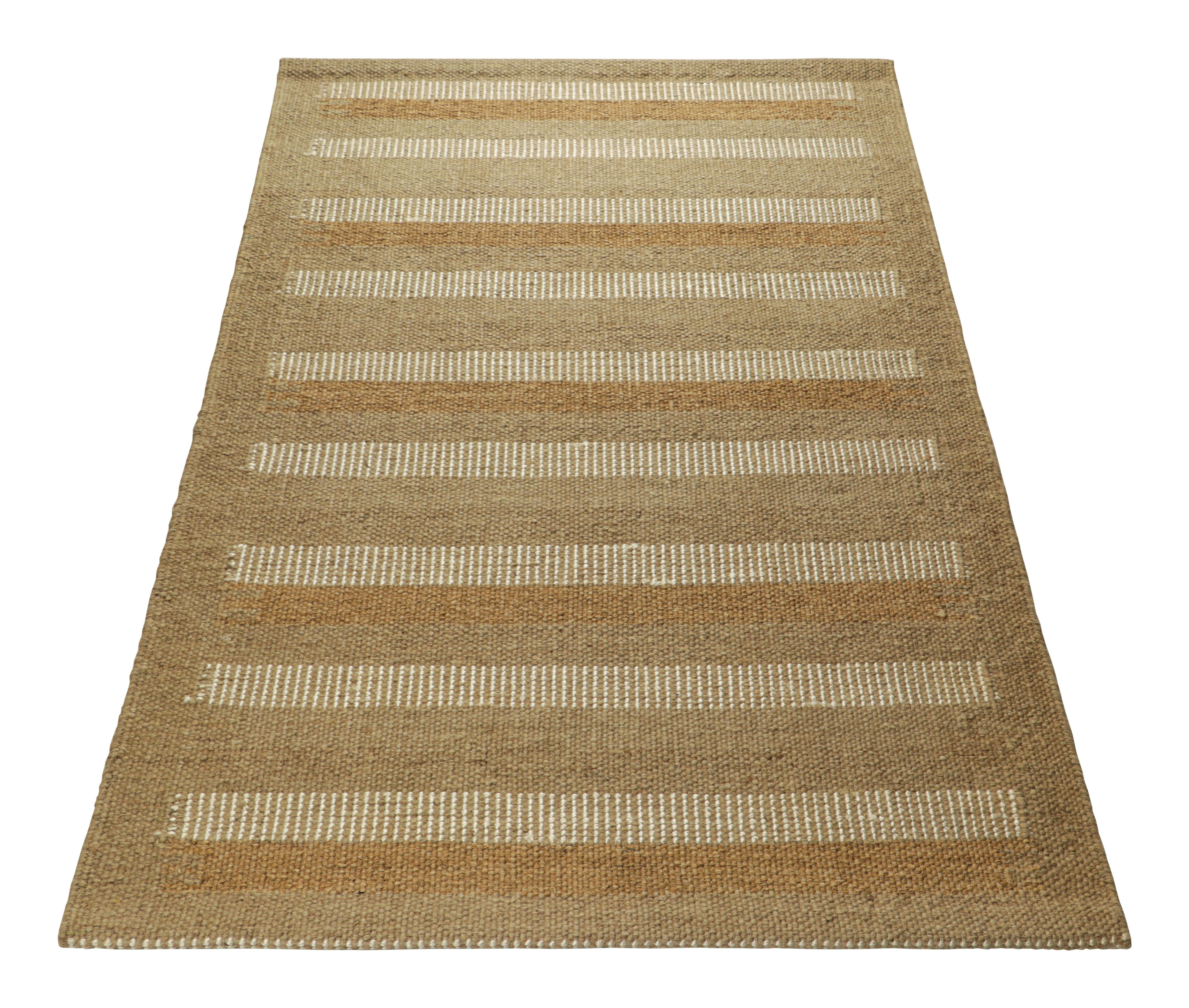 Tessuto a mano Rug & Kilim è un tappeto in stile scandinavo con strisce geometriche beige e taupe in vendita