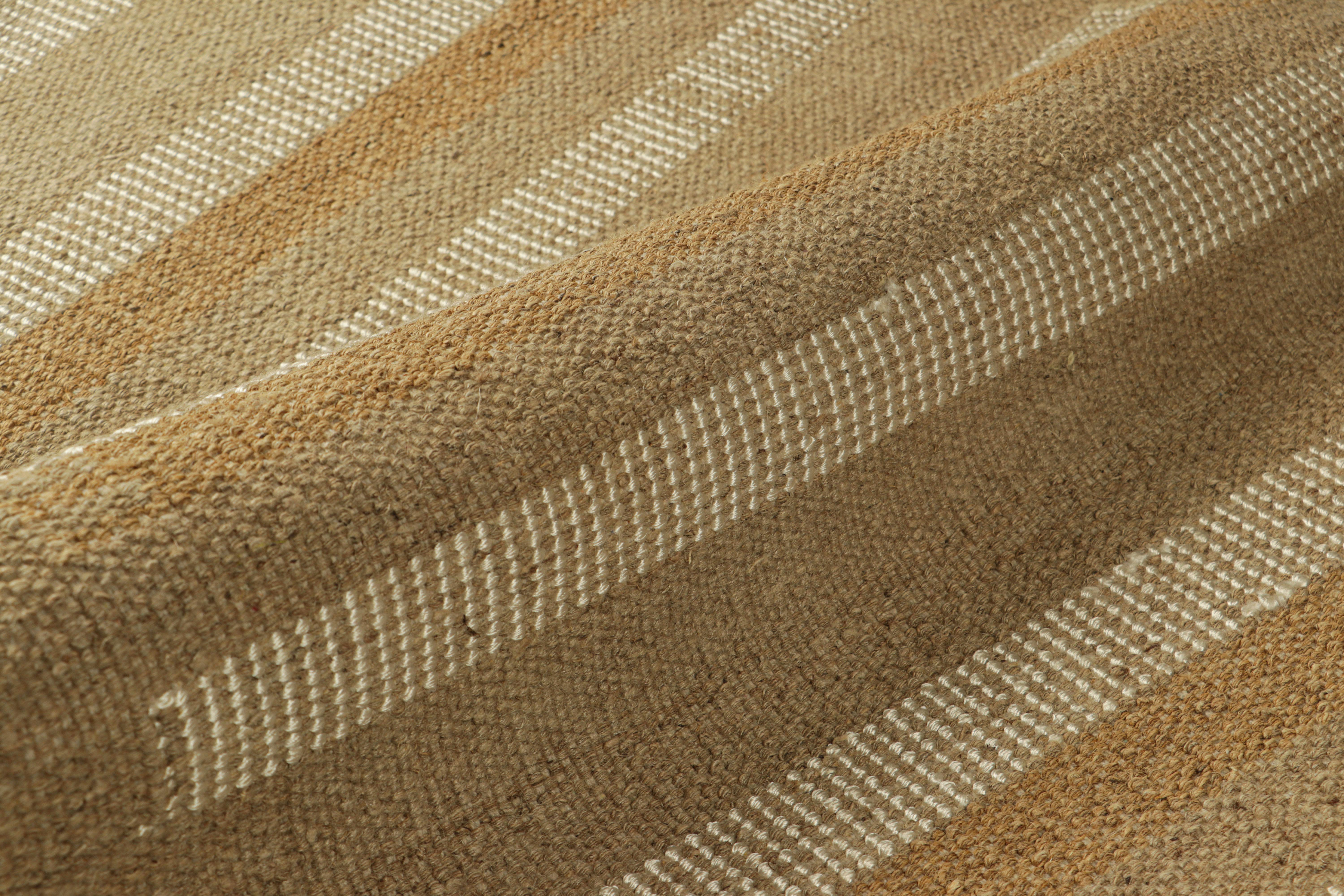 Rug & Kilim è un tappeto in stile scandinavo con strisce geometriche beige e taupe In condizioni Nuovo in vendita a Long Island City, NY