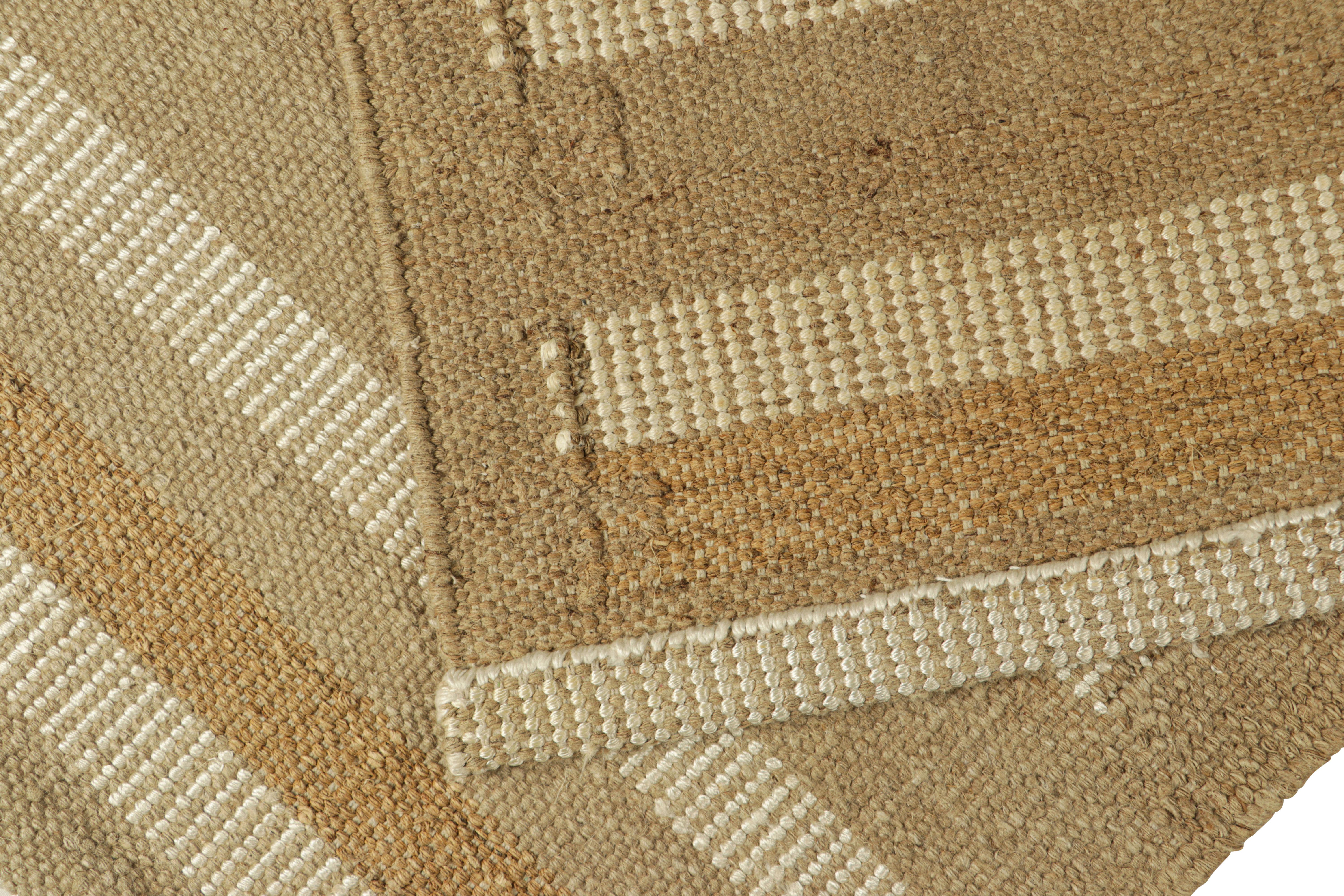 XXI secolo e contemporaneo Rug & Kilim è un tappeto in stile scandinavo con strisce geometriche beige e taupe in vendita