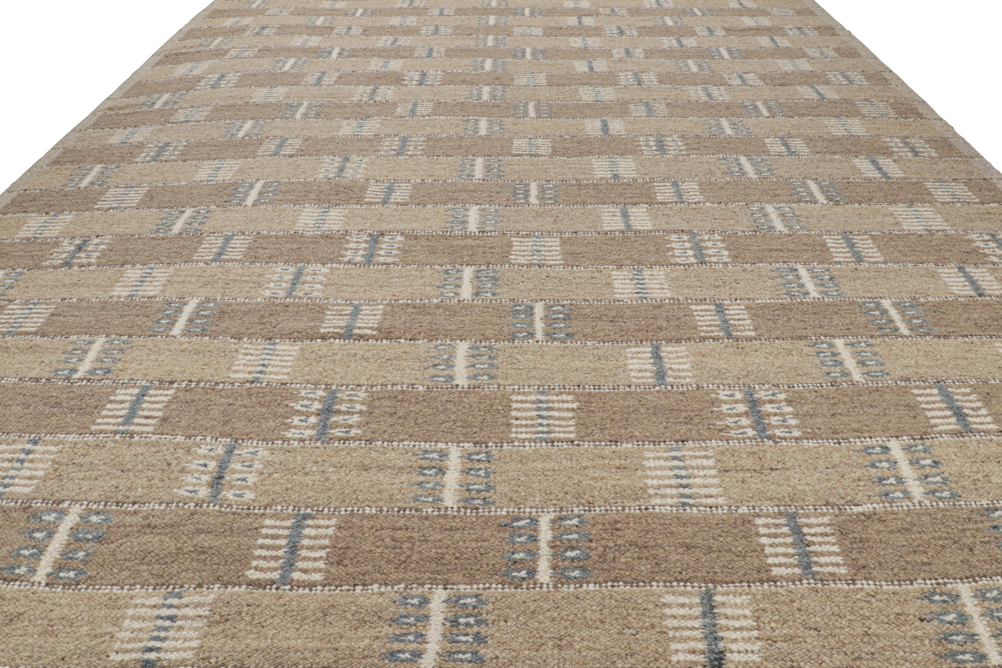 Rug & Kilim's Teppich im skandinavischen Stil mit beige-braunem und grauem geometrischem Muster (Handgeknüpft) im Angebot