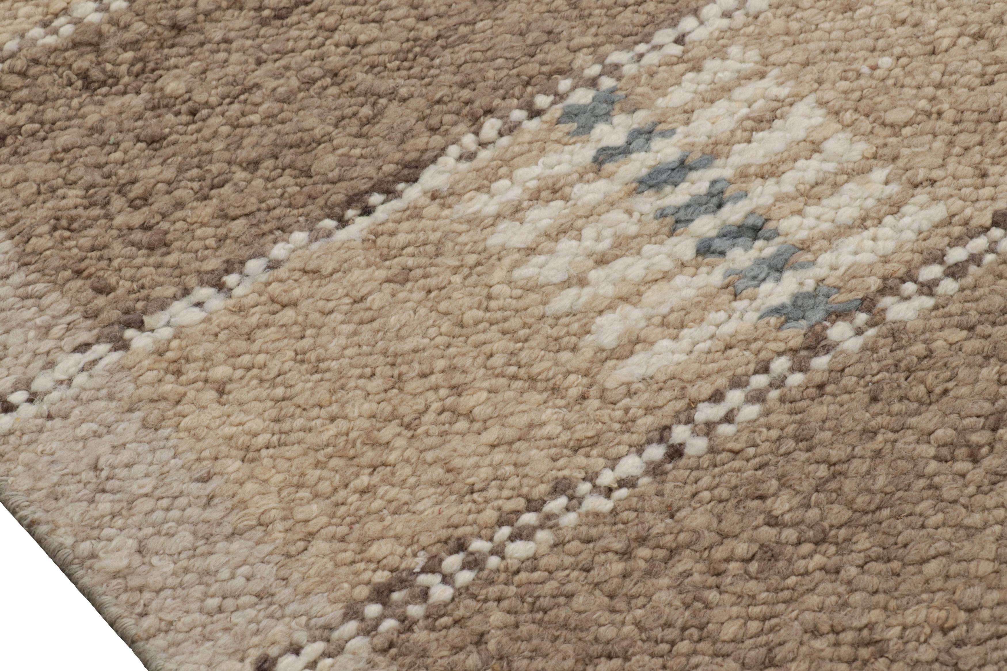 Rug & Kilim's Teppich im skandinavischen Stil mit beige-braunem und grauem geometrischem Muster im Zustand „Neu“ im Angebot in Long Island City, NY