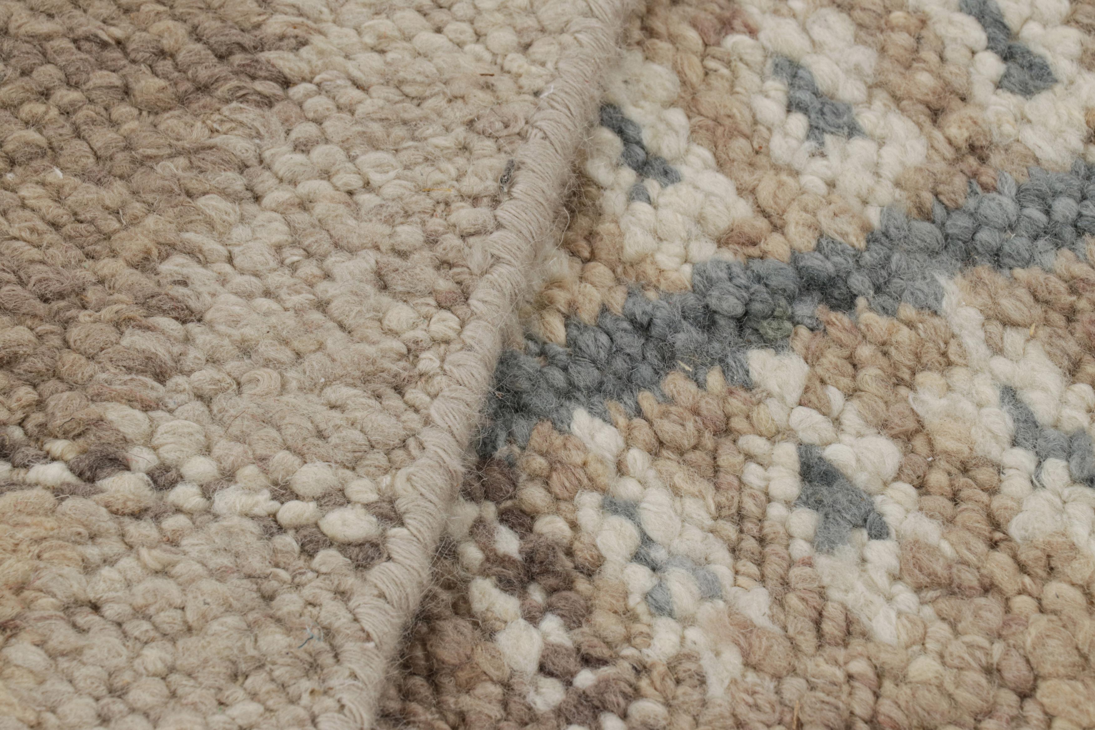 Rug & Kilim's Teppich im skandinavischen Stil mit beige-braunem und grauem geometrischem Muster (21. Jahrhundert und zeitgenössisch) im Angebot