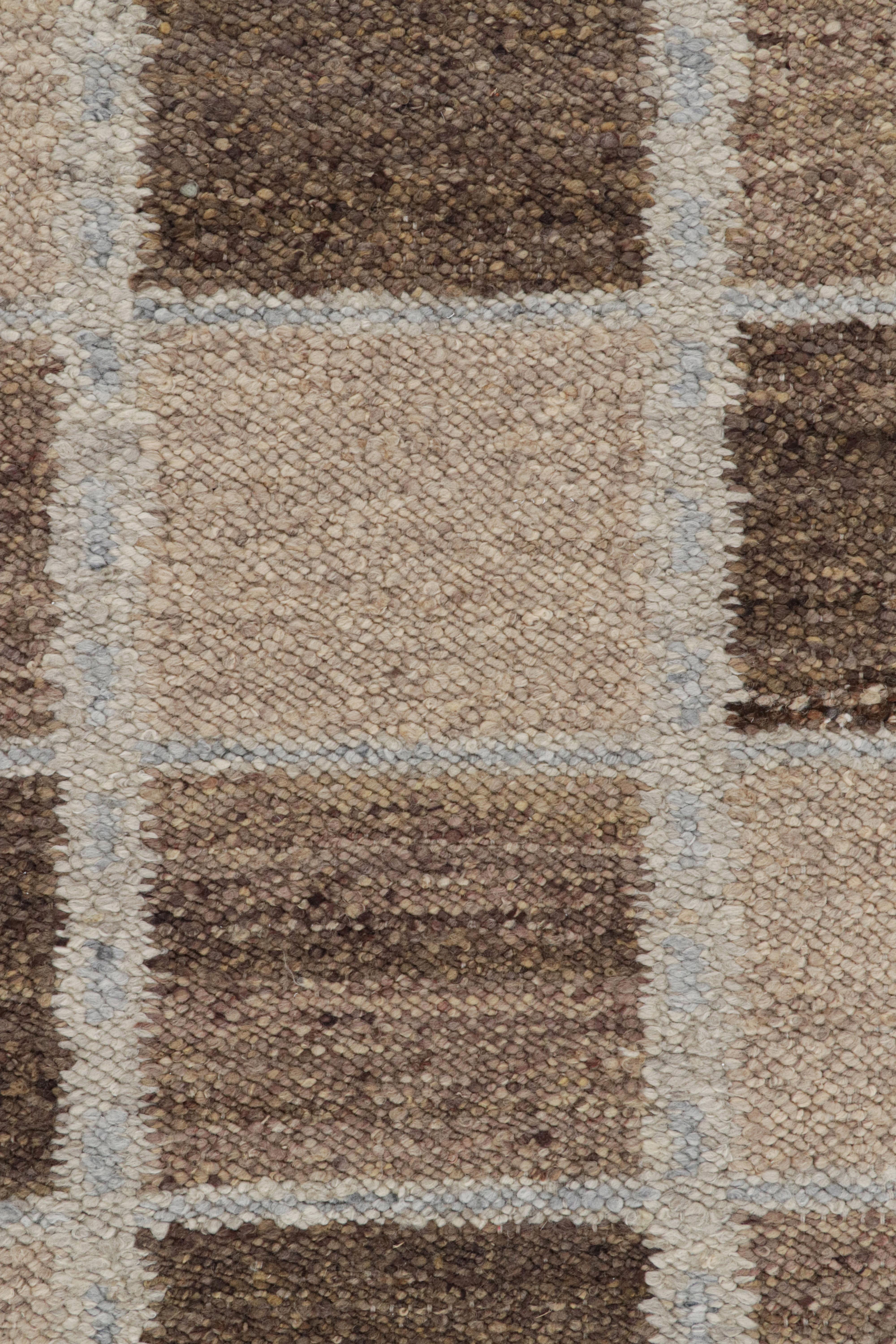 Rug & Kilim's Teppich im skandinavischen Stil mit beige-braunen, geometrischen Mustern (Moderne) im Angebot
