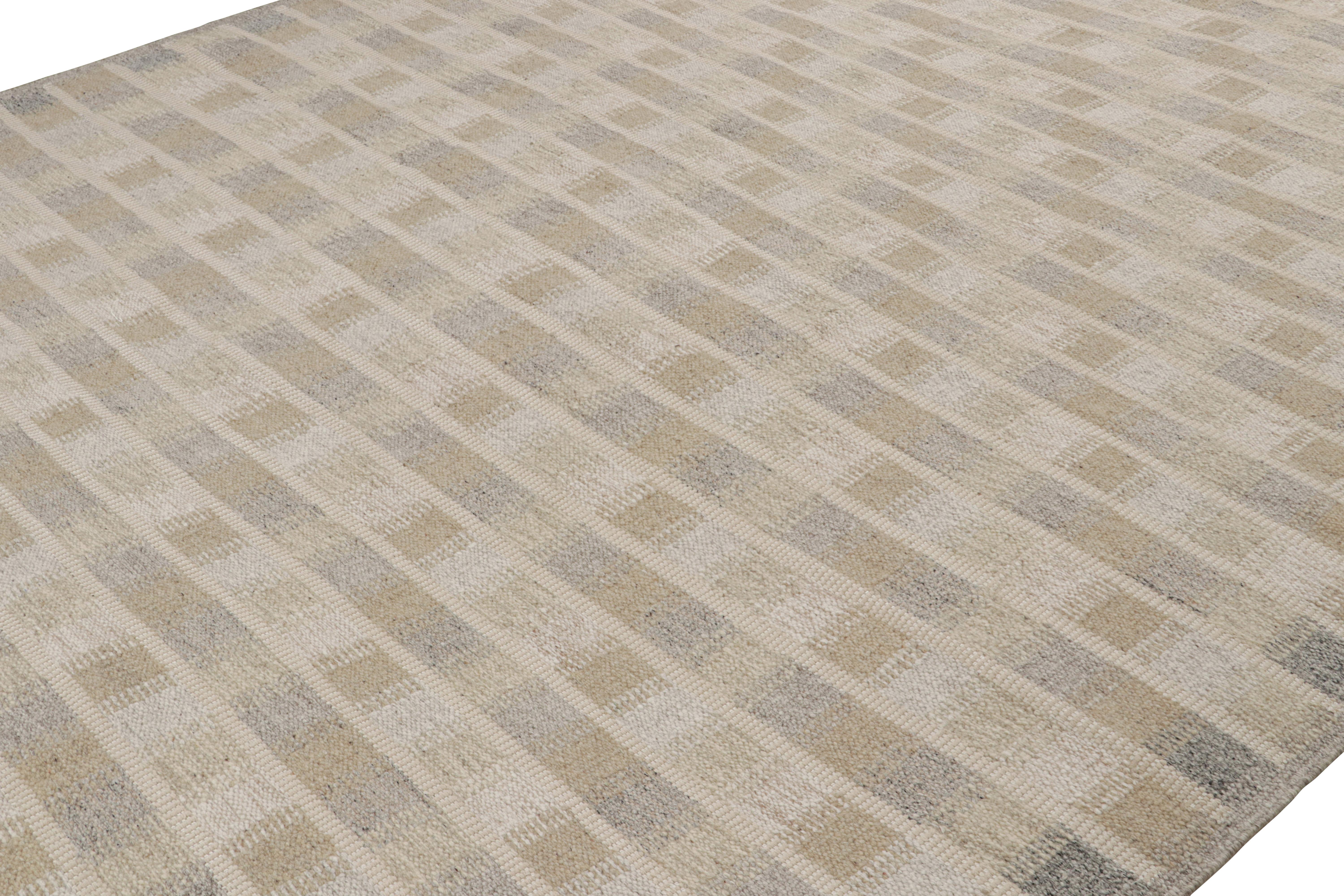 Rug & Kilim's Teppich im skandinavischen Stil mit beige-braunen, geometrischen Mustern (Indisch) im Angebot