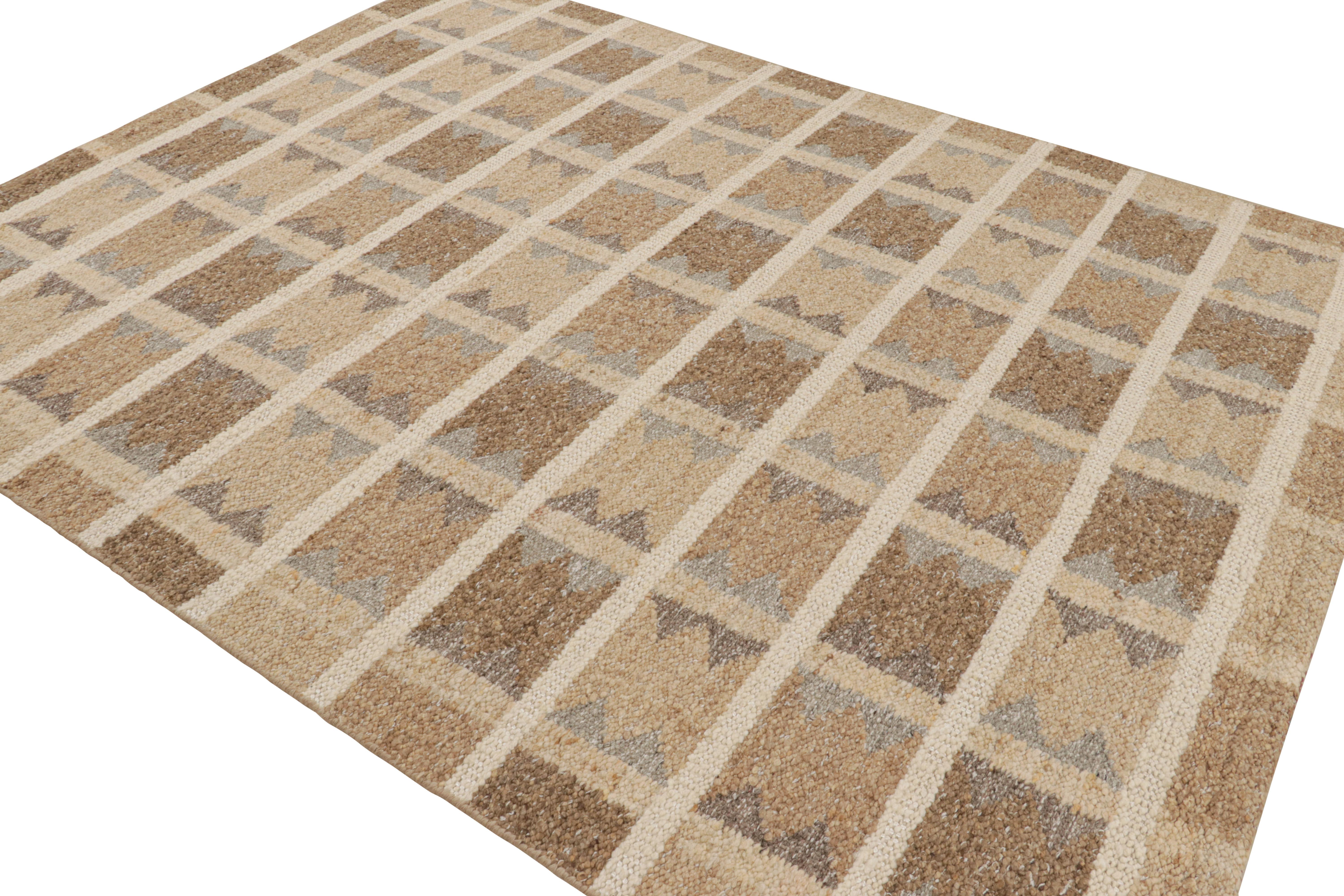 Rug & Kilim's Teppich im skandinavischen Stil mit beige-braunen, geometrischen Mustern (Indisch) im Angebot