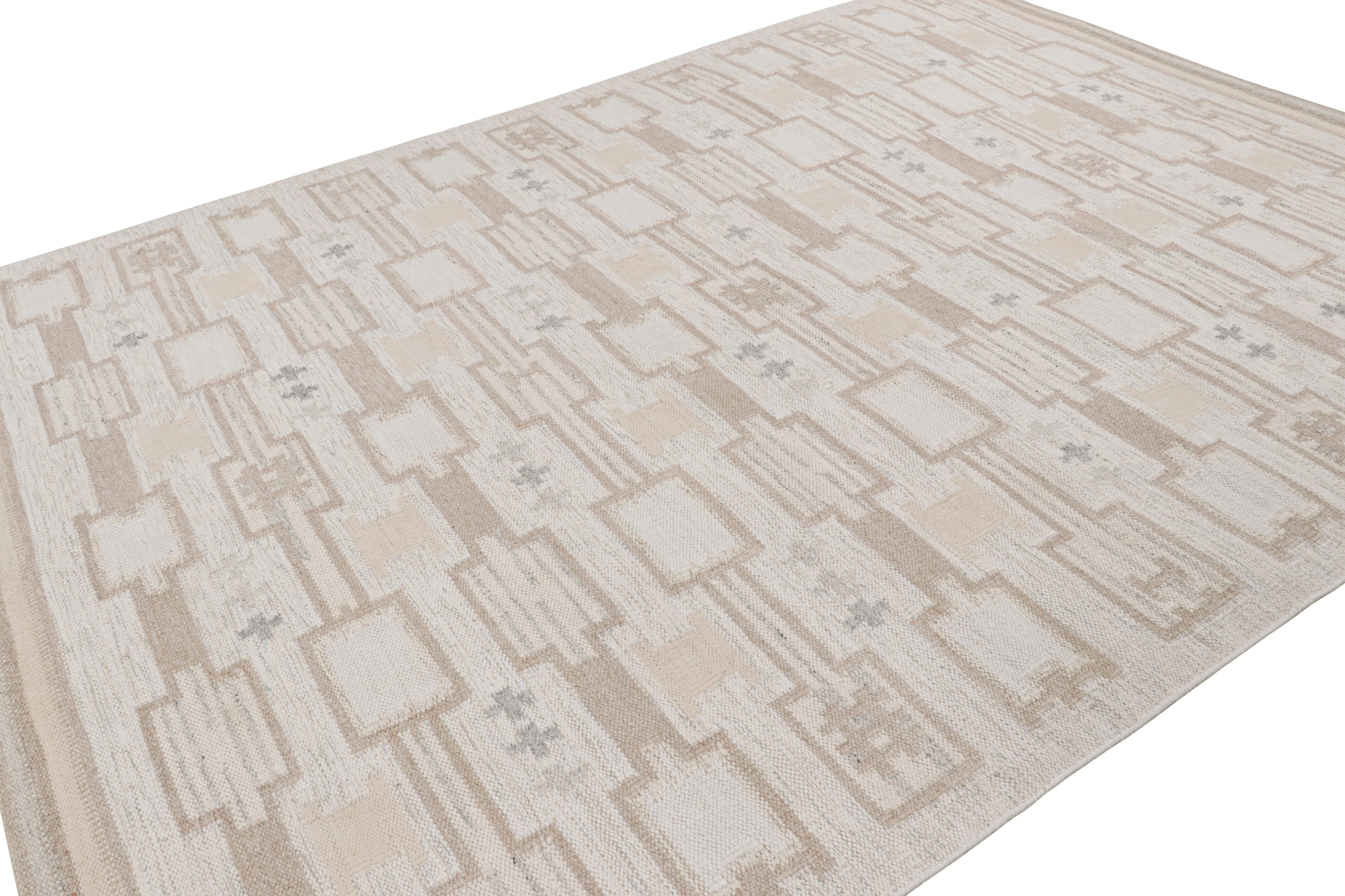 Rug & Kilim's Teppich im skandinavischen Stil mit beige-braunen, geometrischen Mustern (Indisch) im Angebot