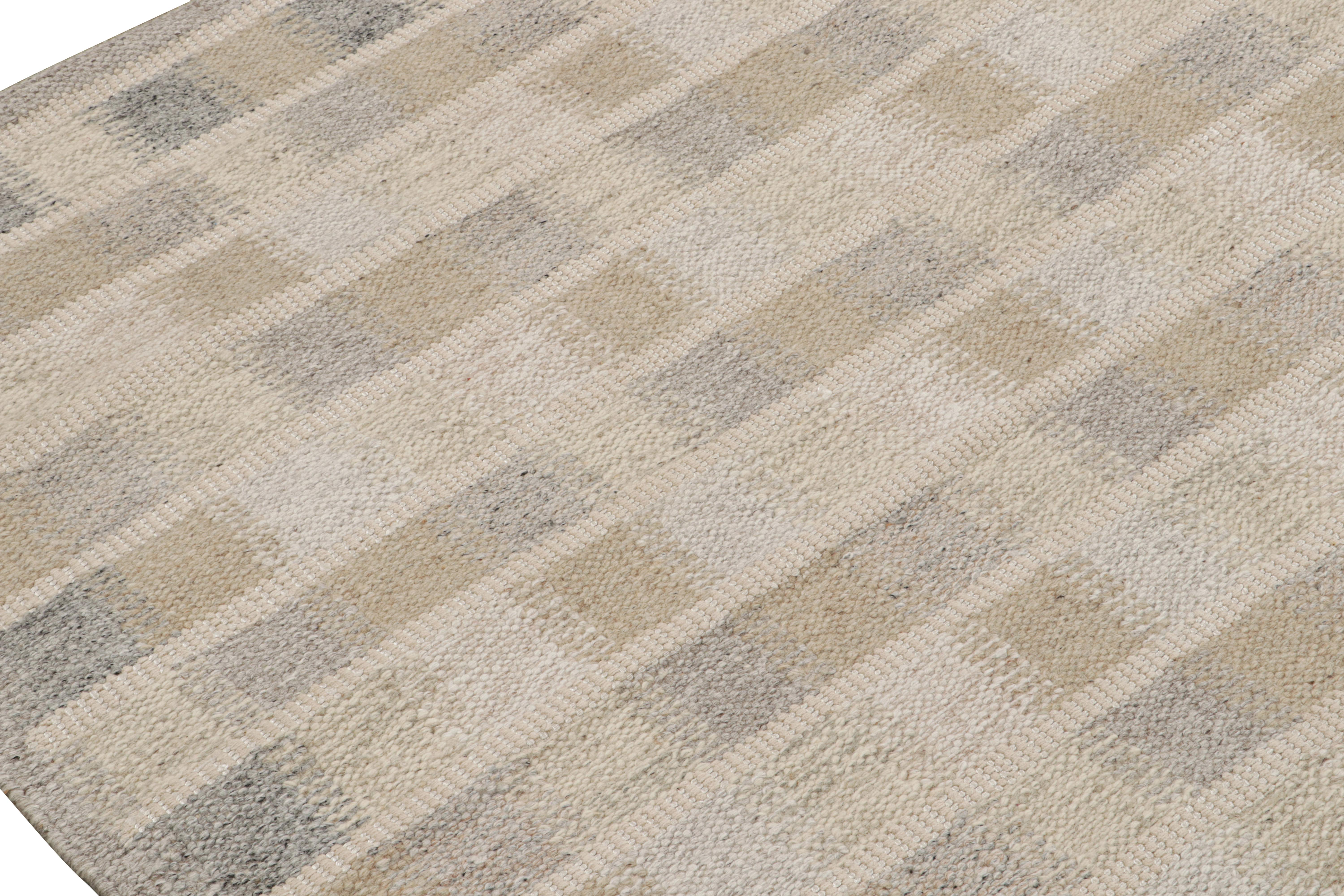 Rug & Kilim's Teppich im skandinavischen Stil mit beige-braunen, geometrischen Mustern (Handgewebt) im Angebot