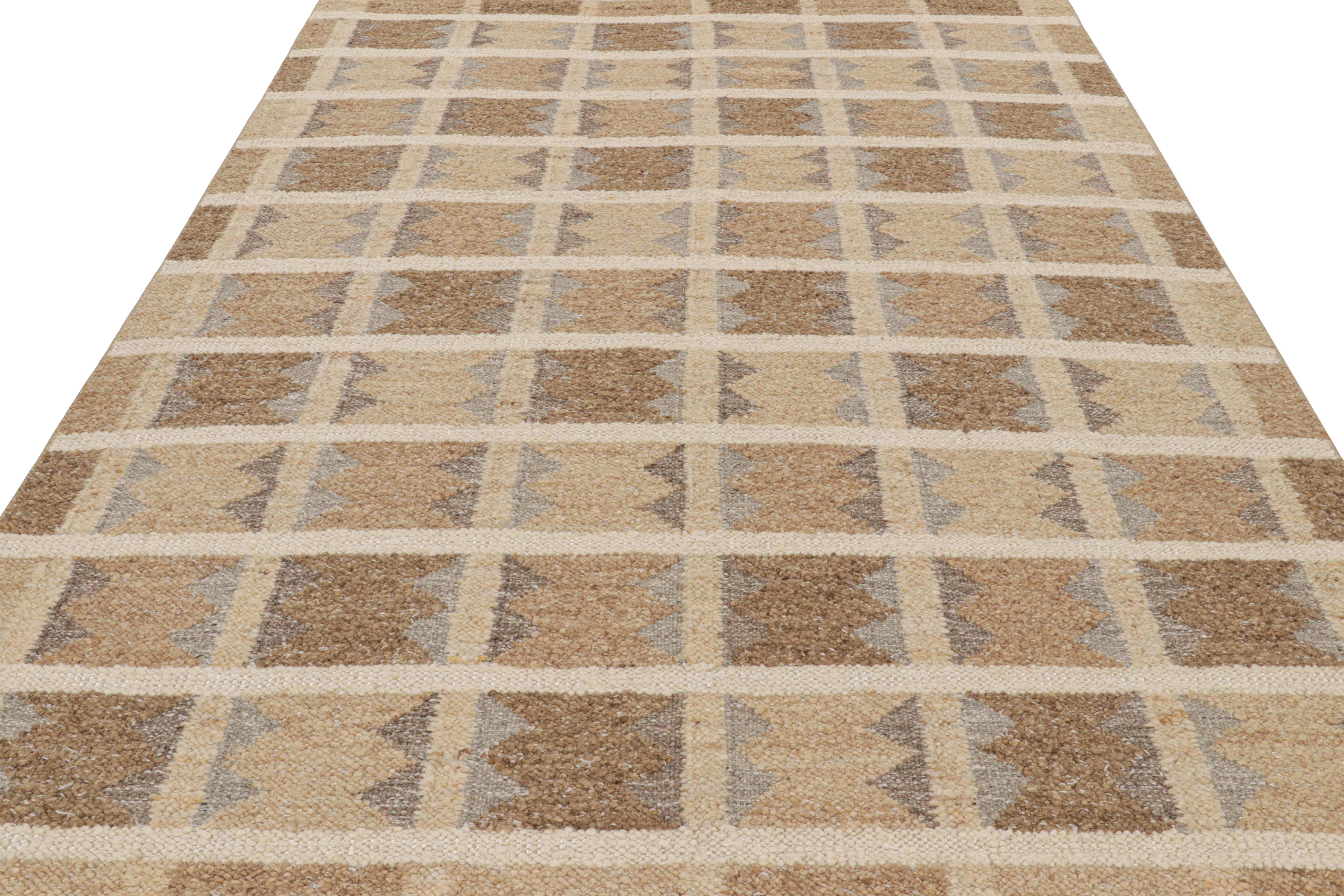 Rug & Kilim's Teppich im skandinavischen Stil mit beige-braunen, geometrischen Mustern (Handgewebt) im Angebot