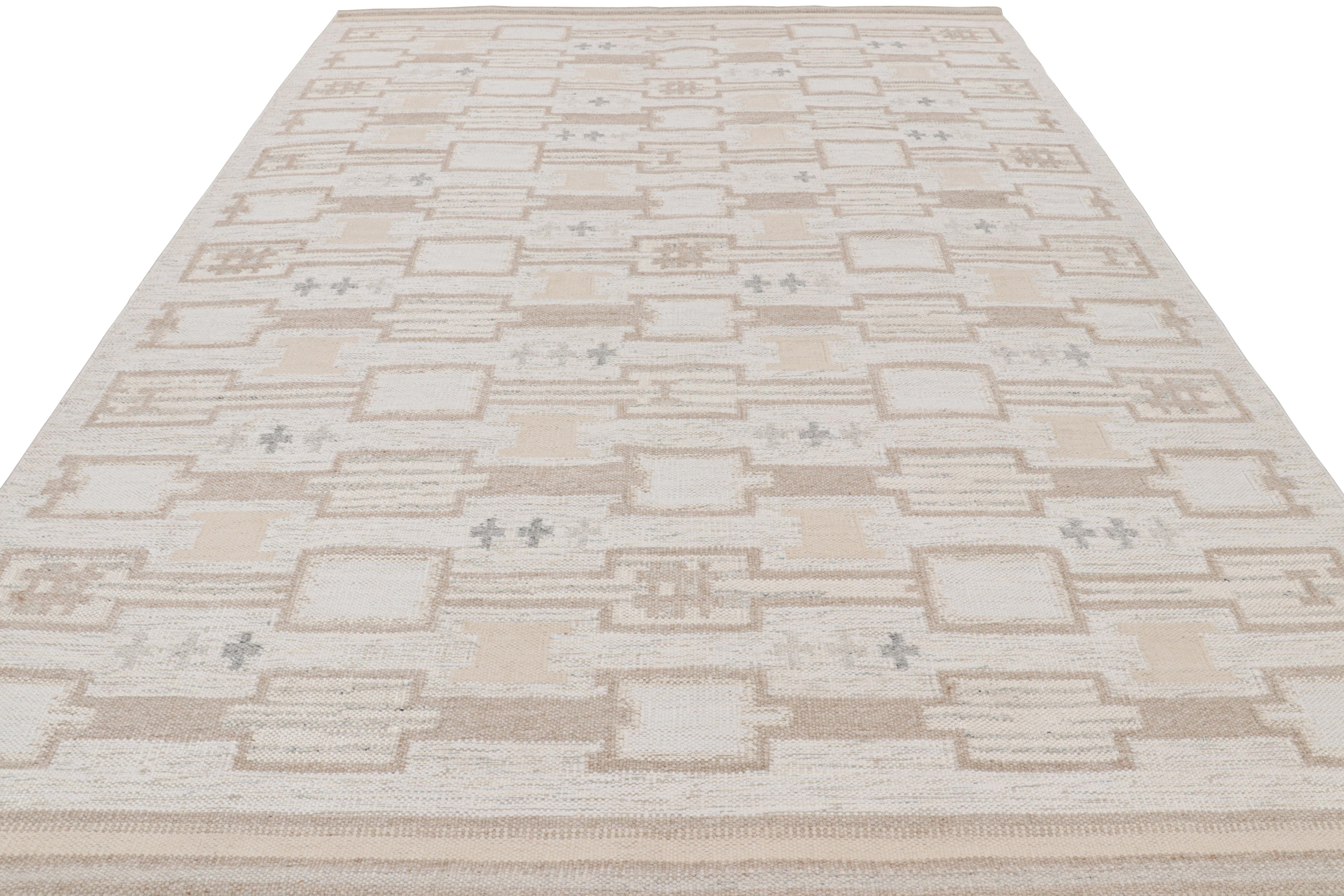 Rug & Kilim's Teppich im skandinavischen Stil mit beige-braunen, geometrischen Mustern (Handgewebt) im Angebot