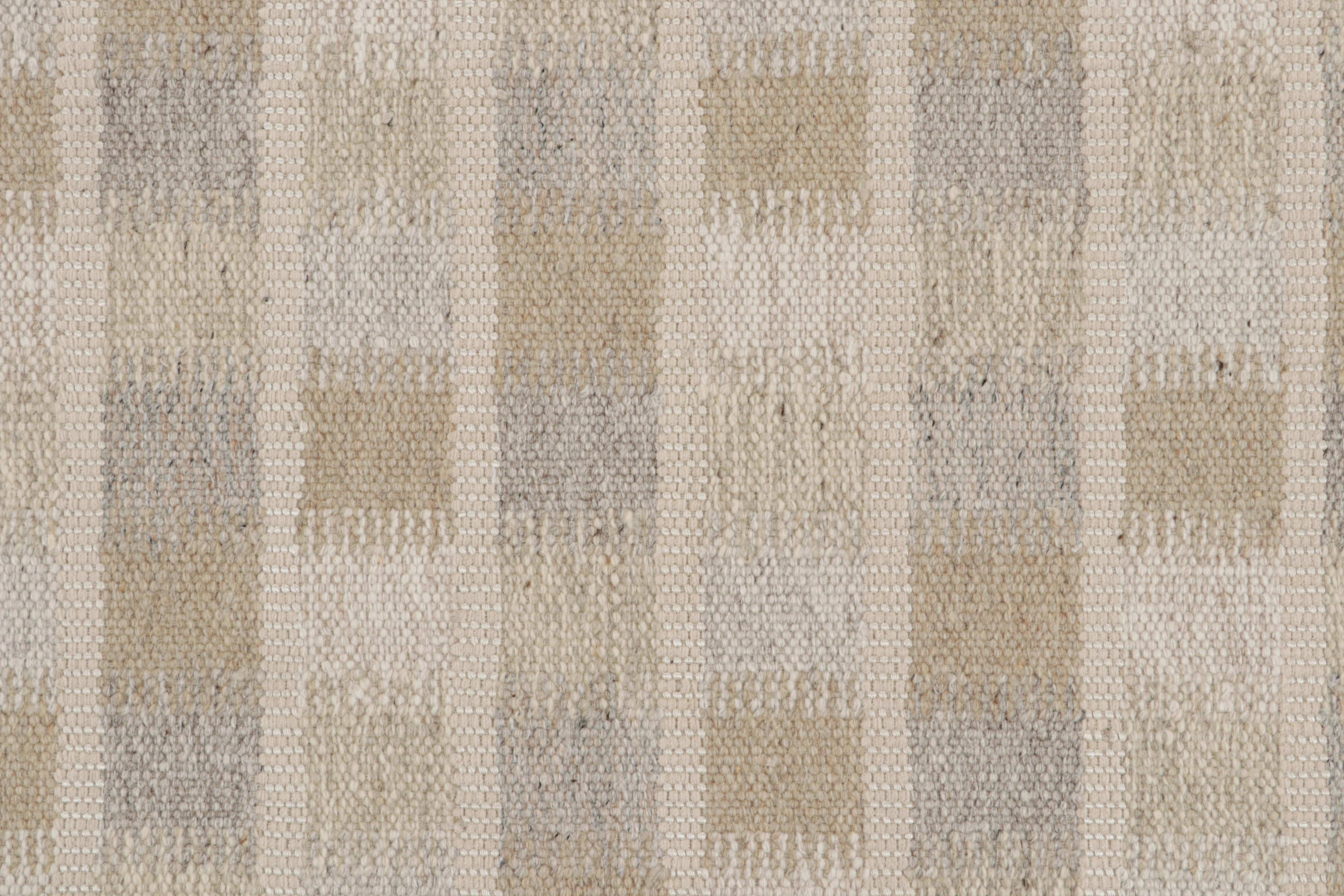 Rug & Kilim's Teppich im skandinavischen Stil mit beige-braunen, geometrischen Mustern im Zustand „Neu“ im Angebot in Long Island City, NY