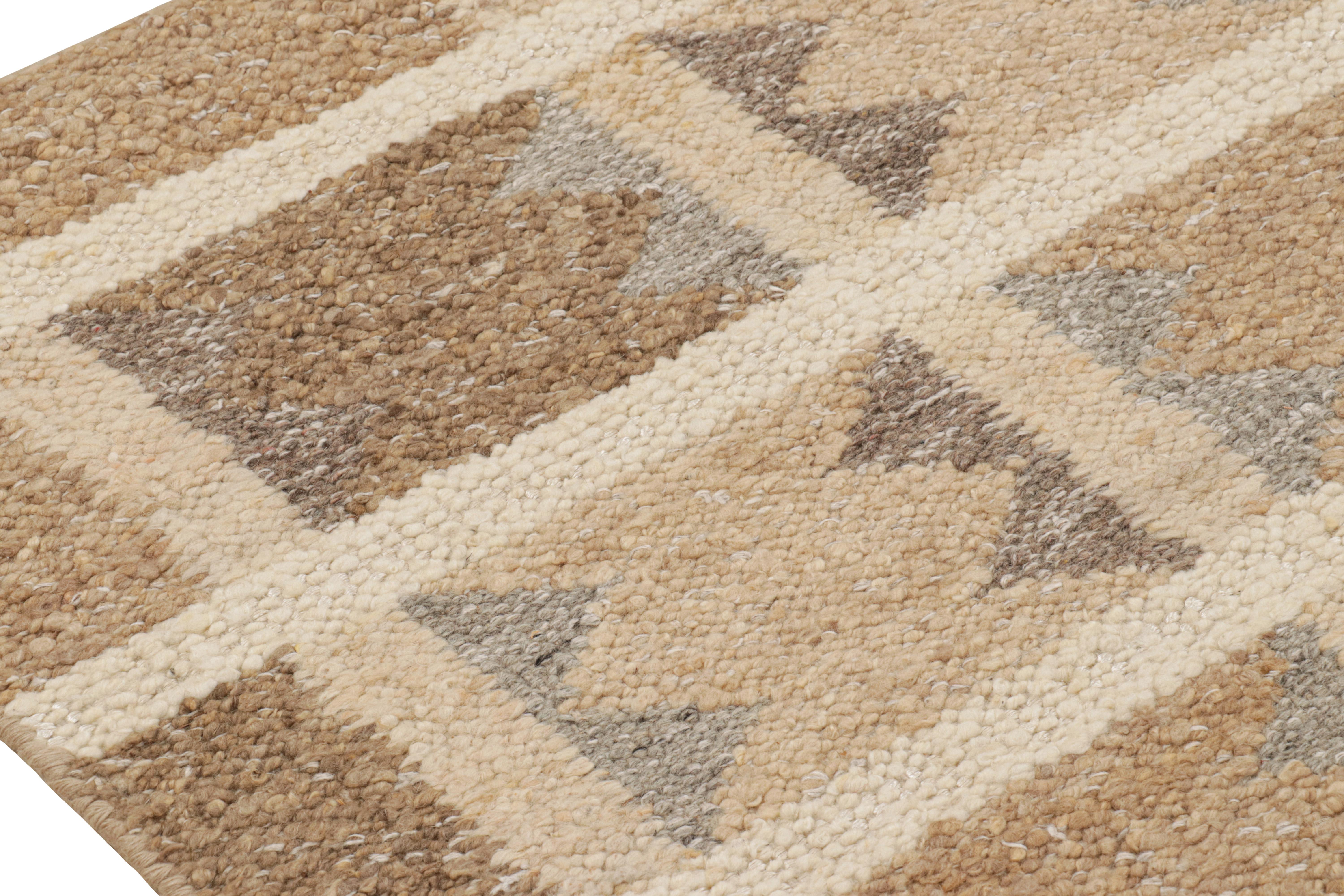 Rug & Kilim's Teppich im skandinavischen Stil mit beige-braunen, geometrischen Mustern im Zustand „Neu“ im Angebot in Long Island City, NY