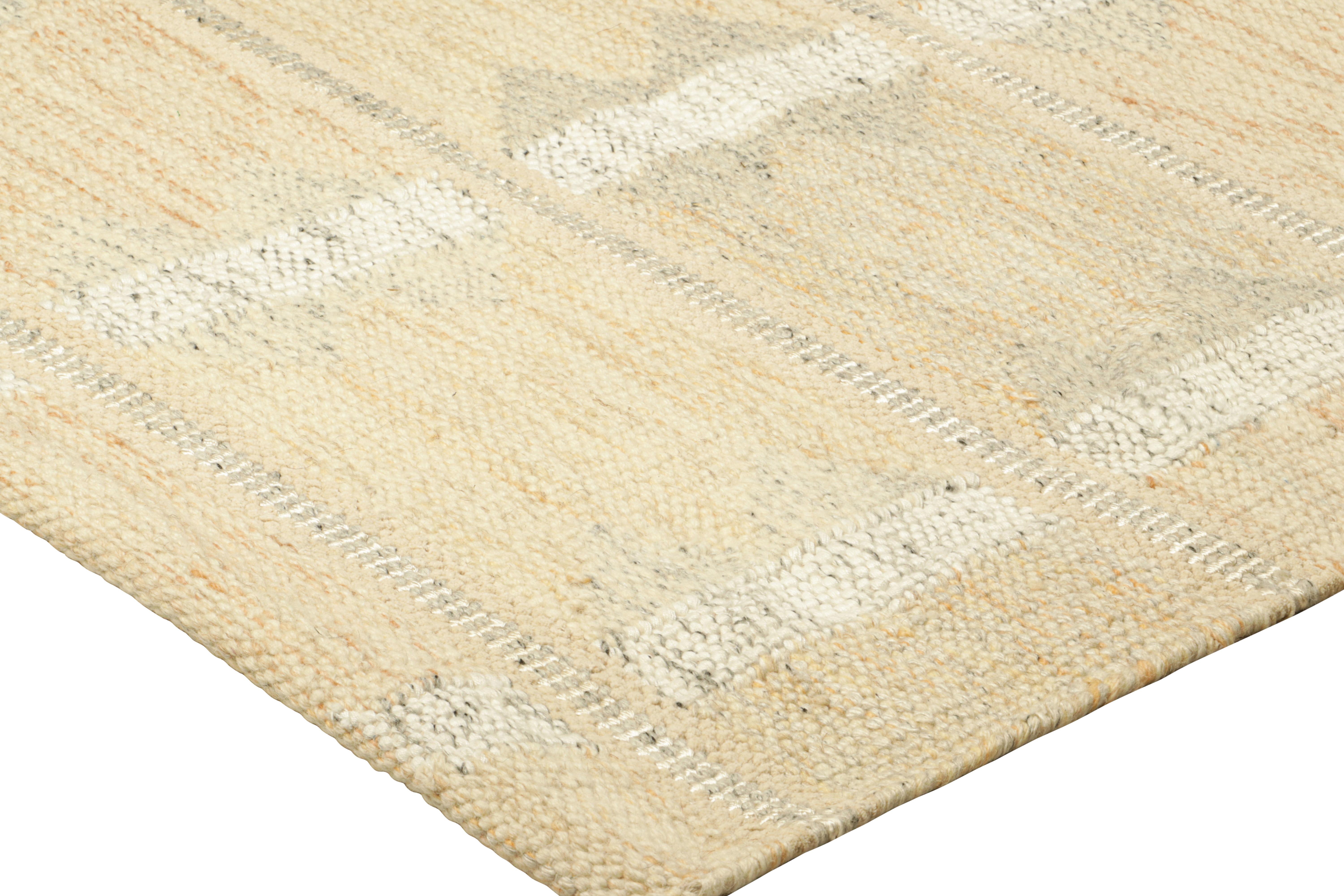 Tappeto in stile scandinavo Rug & Kilim con motivi geometrici beige-marrone In condizioni Nuovo in vendita a Long Island City, NY