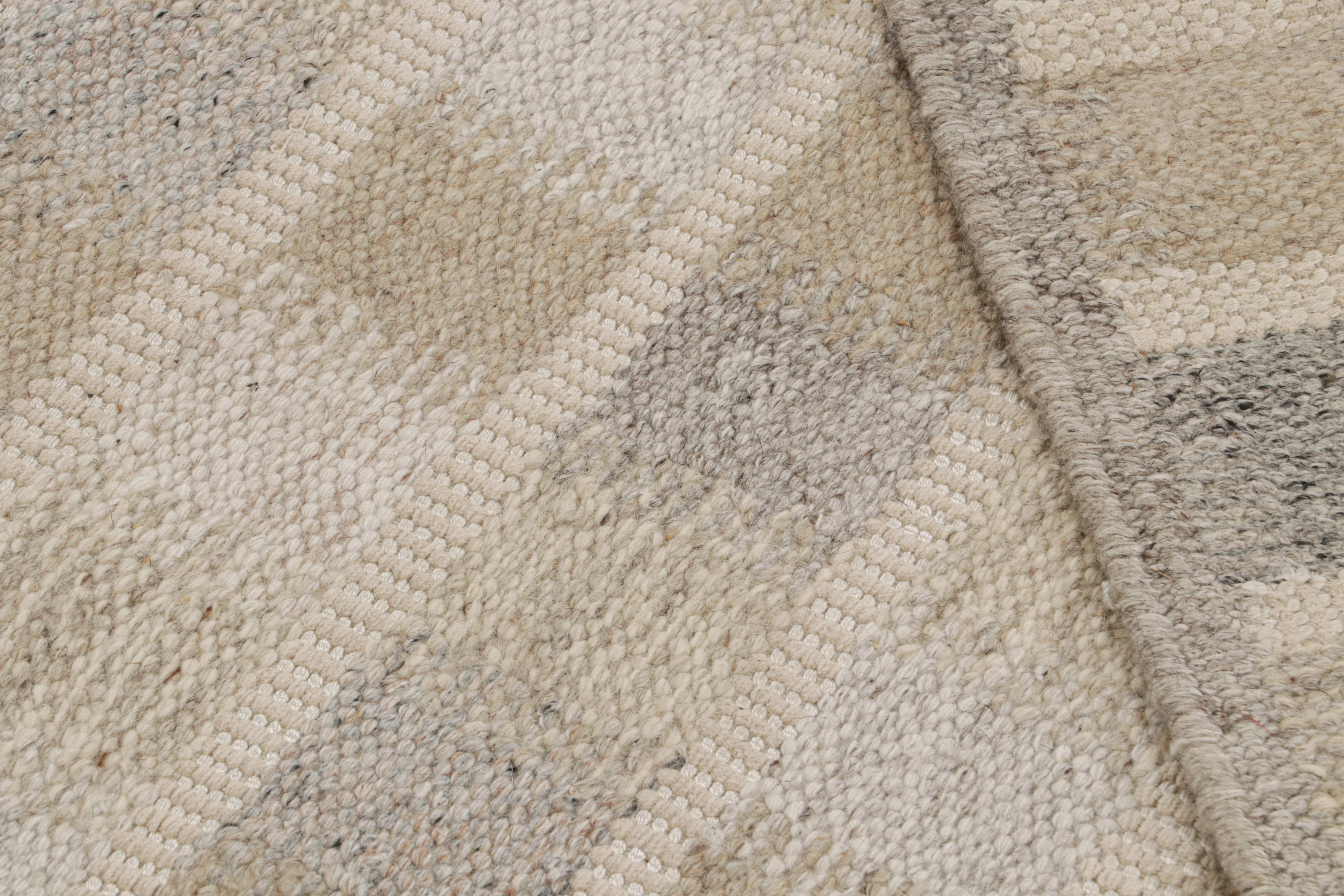 Rug & Kilim's Teppich im skandinavischen Stil mit beige-braunen, geometrischen Mustern (21. Jahrhundert und zeitgenössisch) im Angebot