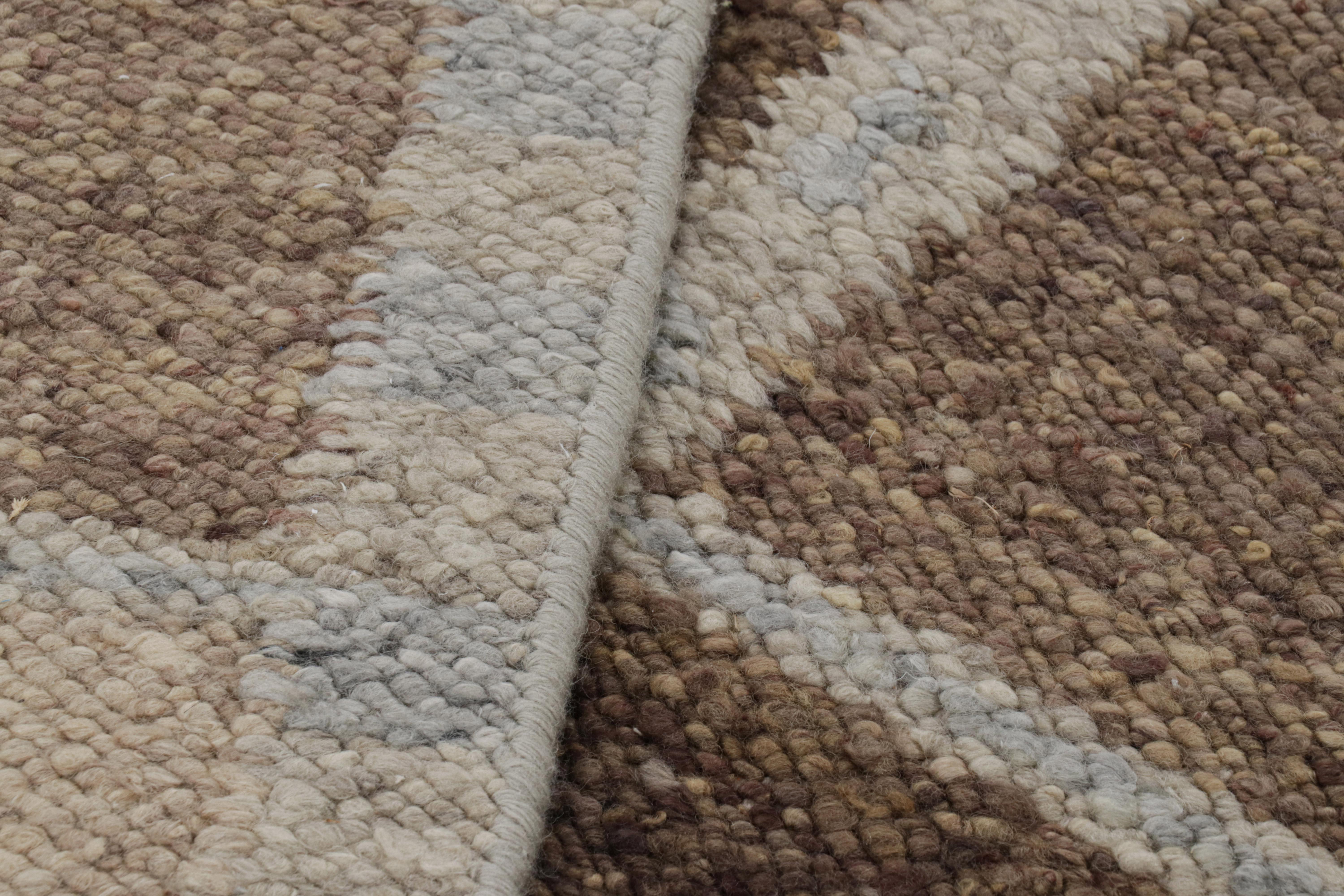 Rug & Kilim's Teppich im skandinavischen Stil mit beige-braunen, geometrischen Mustern (21. Jahrhundert und zeitgenössisch) im Angebot