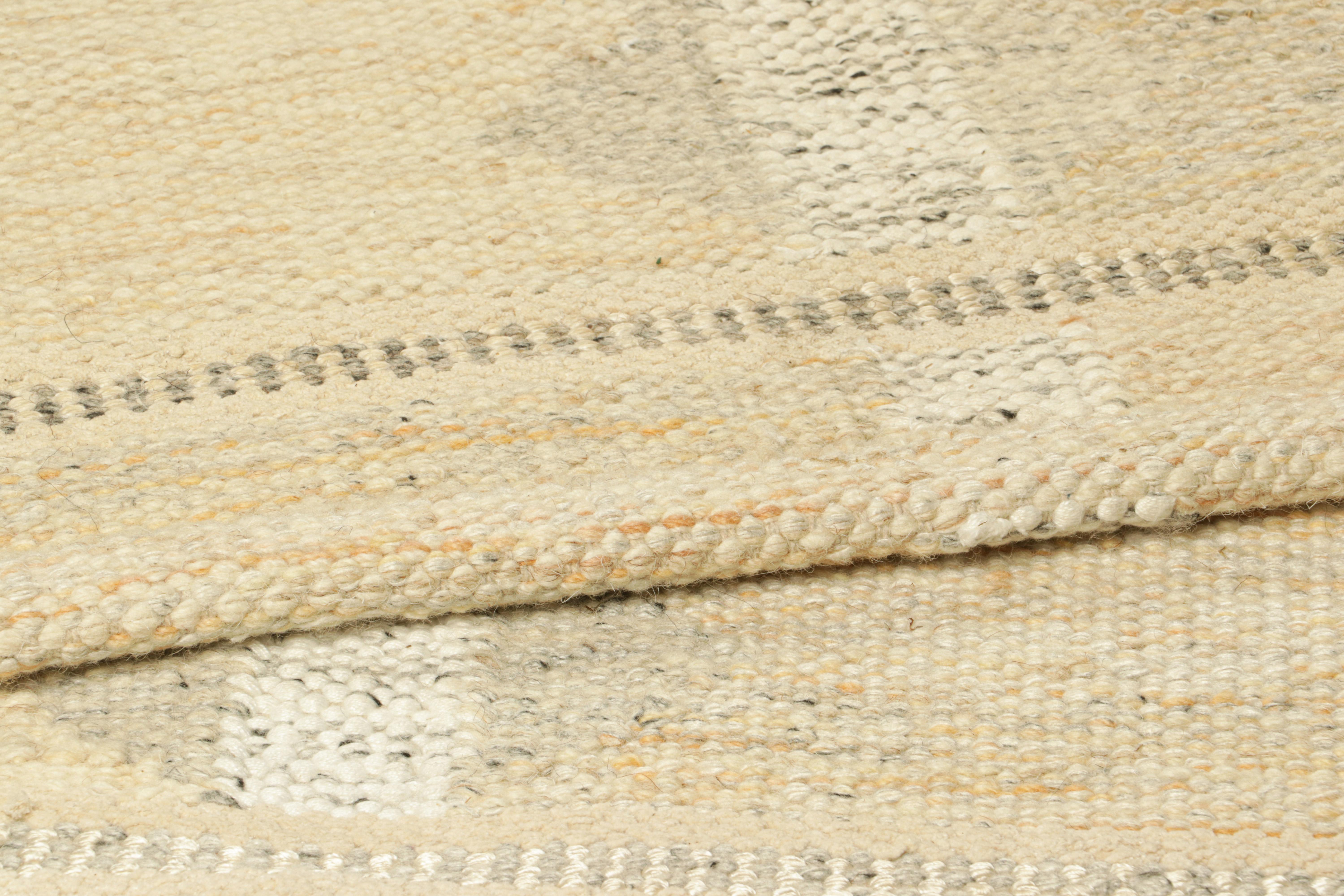 XXI secolo e contemporaneo Tappeto in stile scandinavo Rug & Kilim con motivi geometrici beige-marrone in vendita