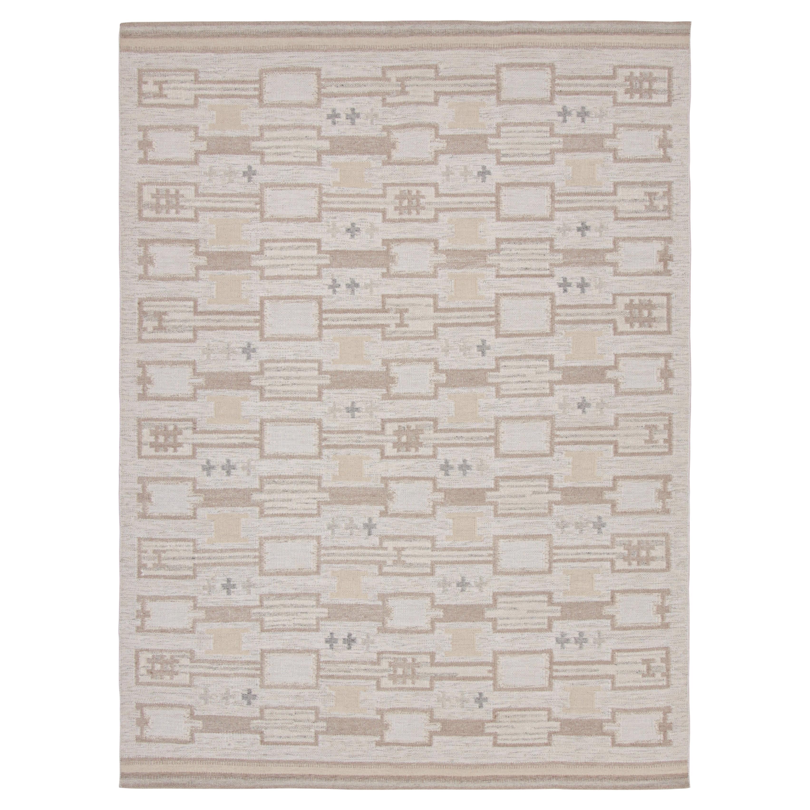 Rug & Kilim's Teppich im skandinavischen Stil mit beige-braunen, geometrischen Mustern im Angebot