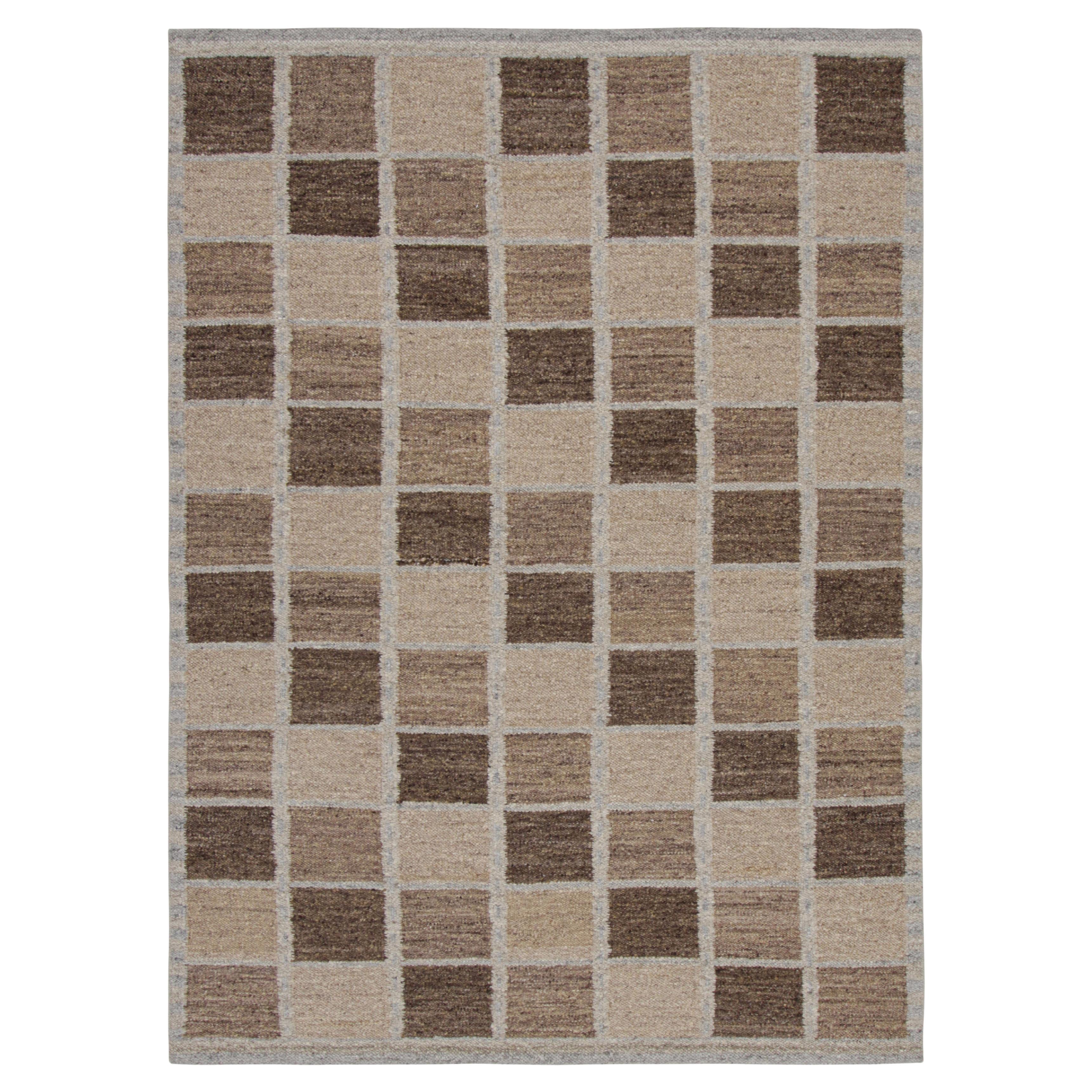 Rug & Kilim's Teppich im skandinavischen Stil mit beige-braunen, geometrischen Mustern im Angebot