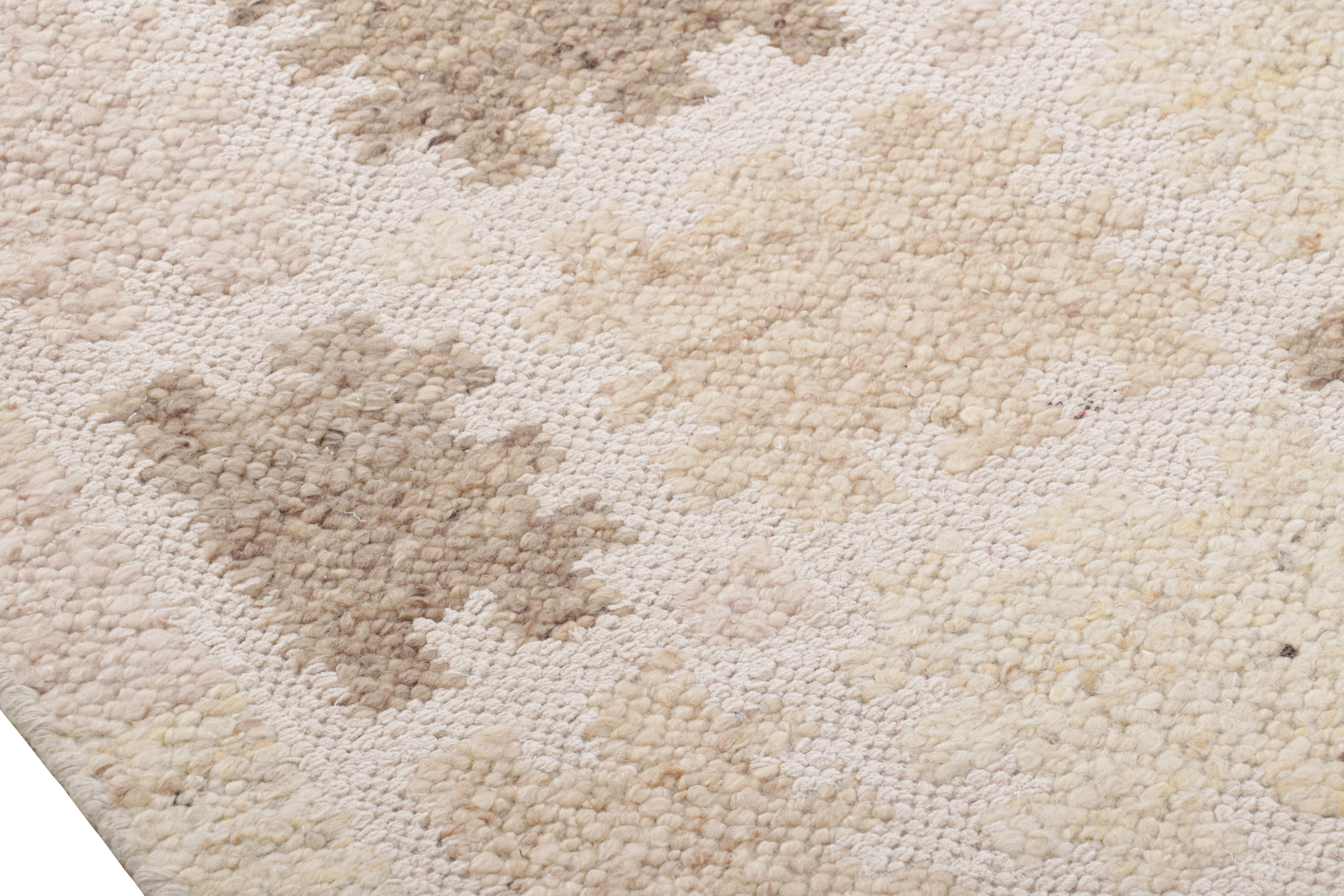 Rug & Kilim's Teppich im skandinavischen Stil mit beige-braunem, weißem geometrischem Muster im Zustand „Neu“ im Angebot in Long Island City, NY