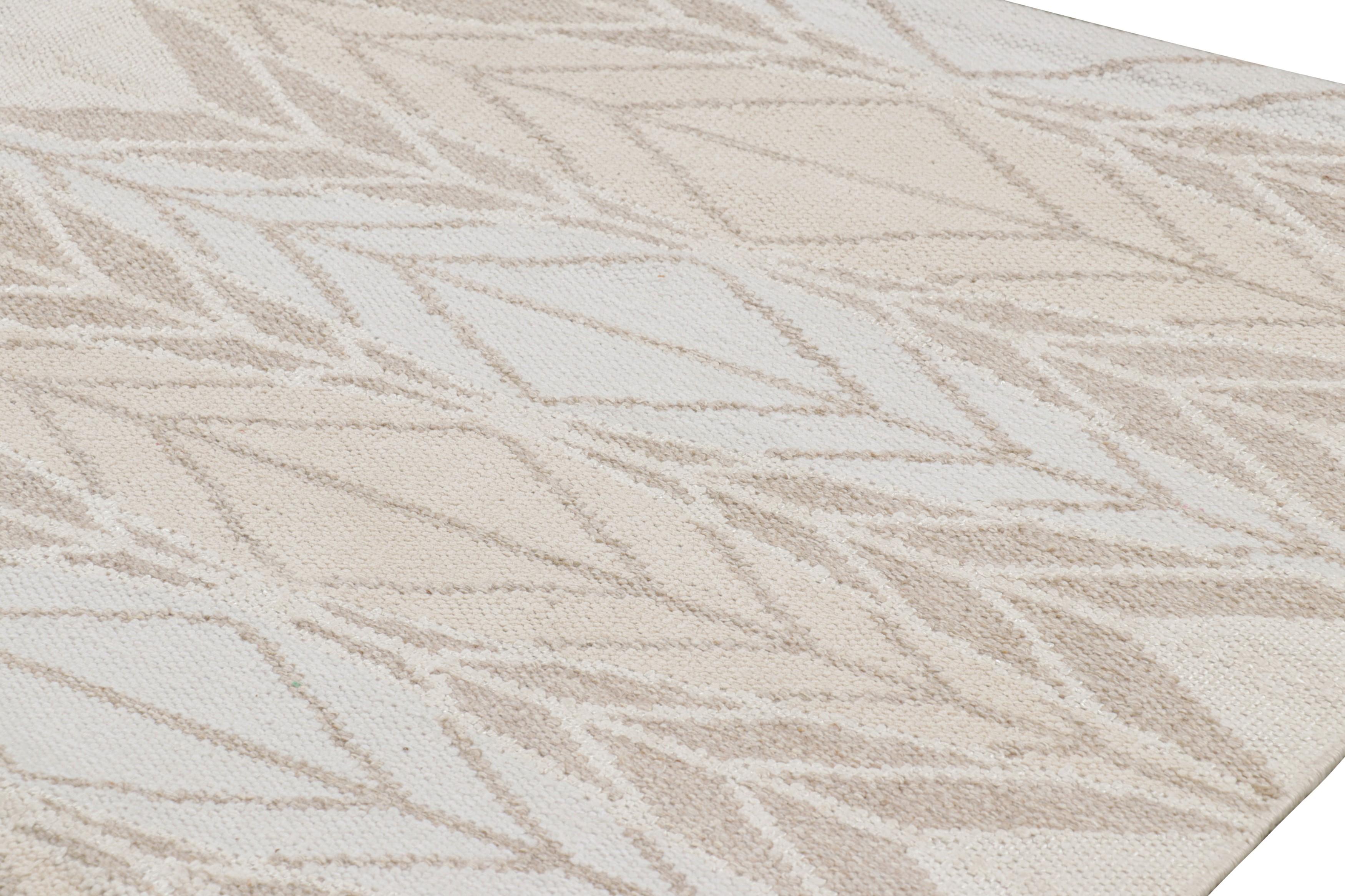 Rug & Kilim's Teppich im skandinavischen Stil mit beige-weißen und grauen geometrischen Mustern (Moderne) im Angebot